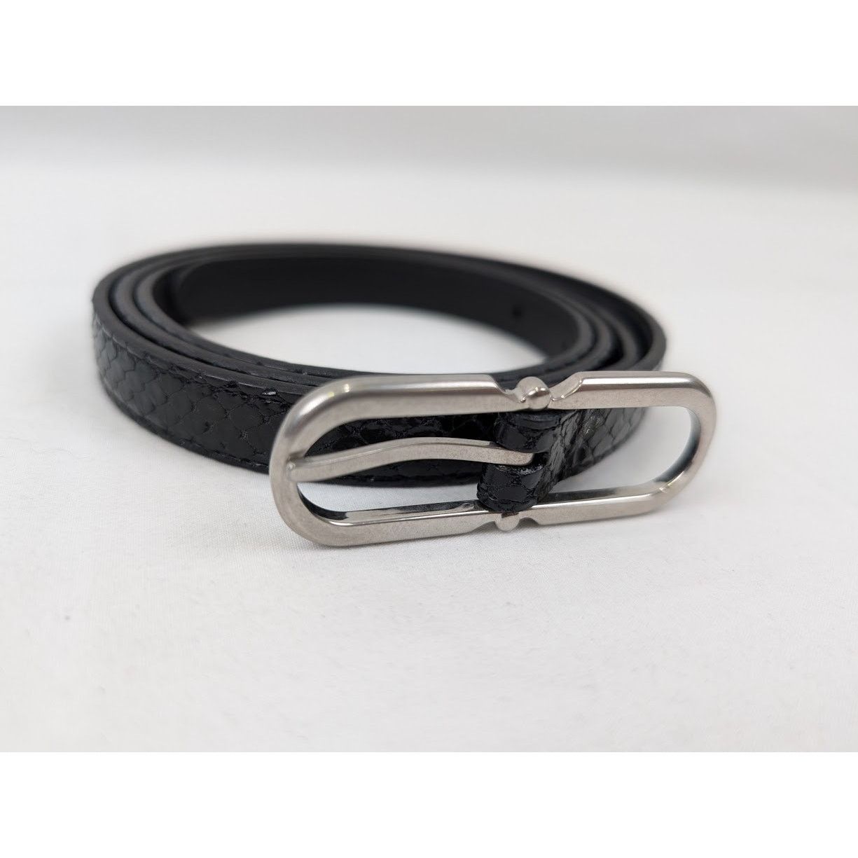 Saint Laurent Paris o1rshd1 Size: 100 / Embossed Leather Buckle Belt in Black Size 40 - 2 Thumbnail