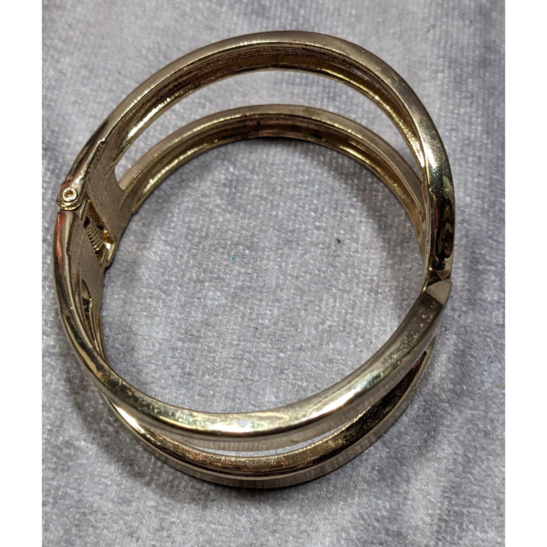 Other Gold-Tone Hinged Bangle Bracelet With Openwork Design Size ONE SIZE - 8 Thumbnail