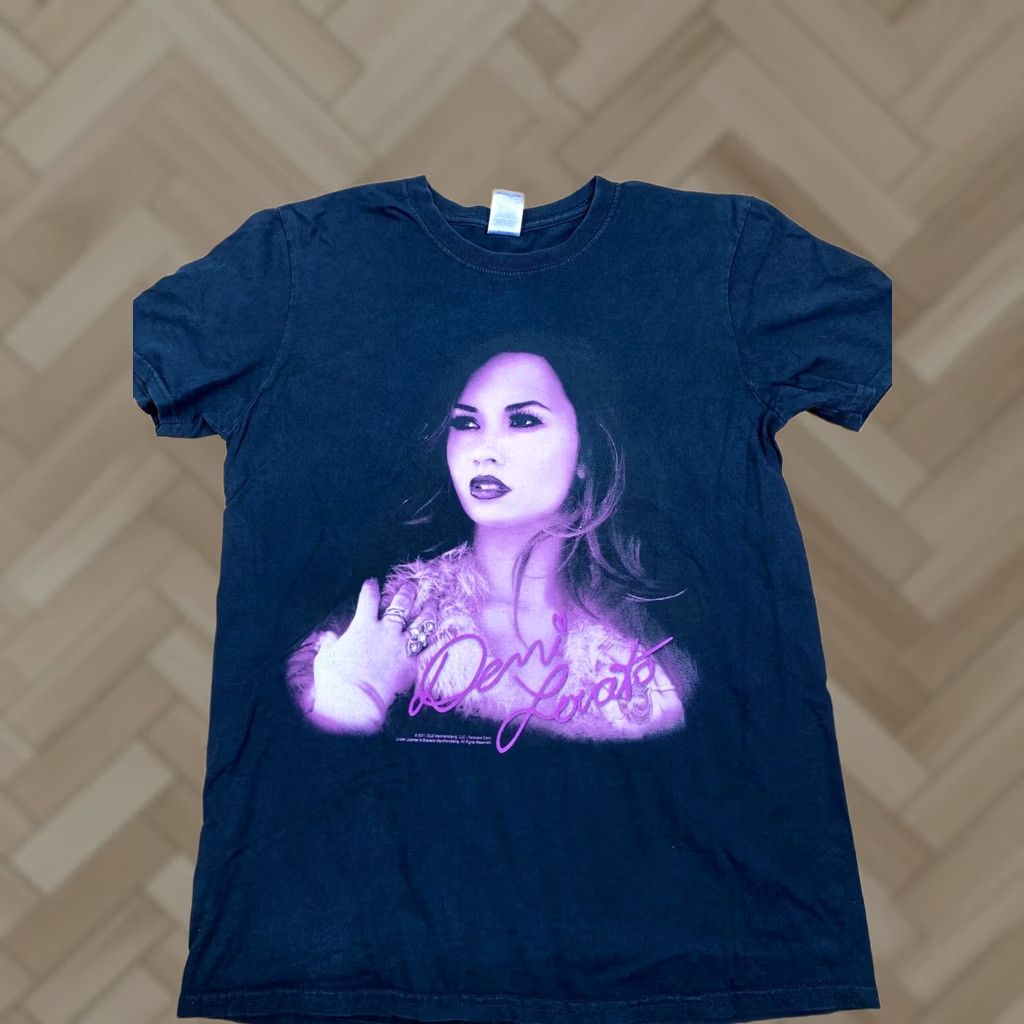 Gildan Demi Lovato Concert T Shirt Black Size M WOMEN Ladies Short Sleeve Gildan T-Shirt 2844 Size M / US 6-8 / IT 42-44 - 1 Thumbnail