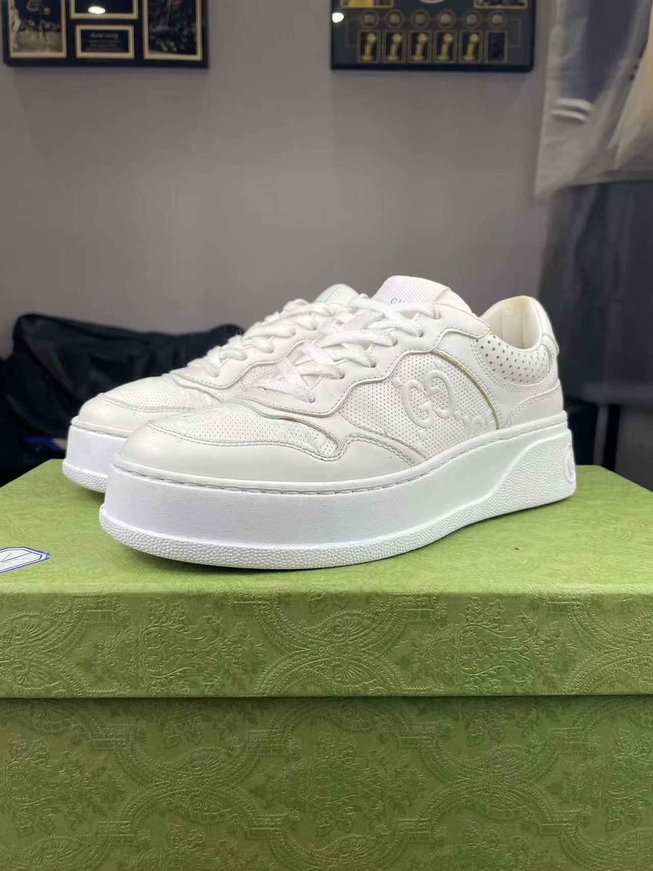 Gucci Gucci White Lowtop Sneakers 37 Women Size US 6.5 / IT 36.5 - 1 Thumbnail