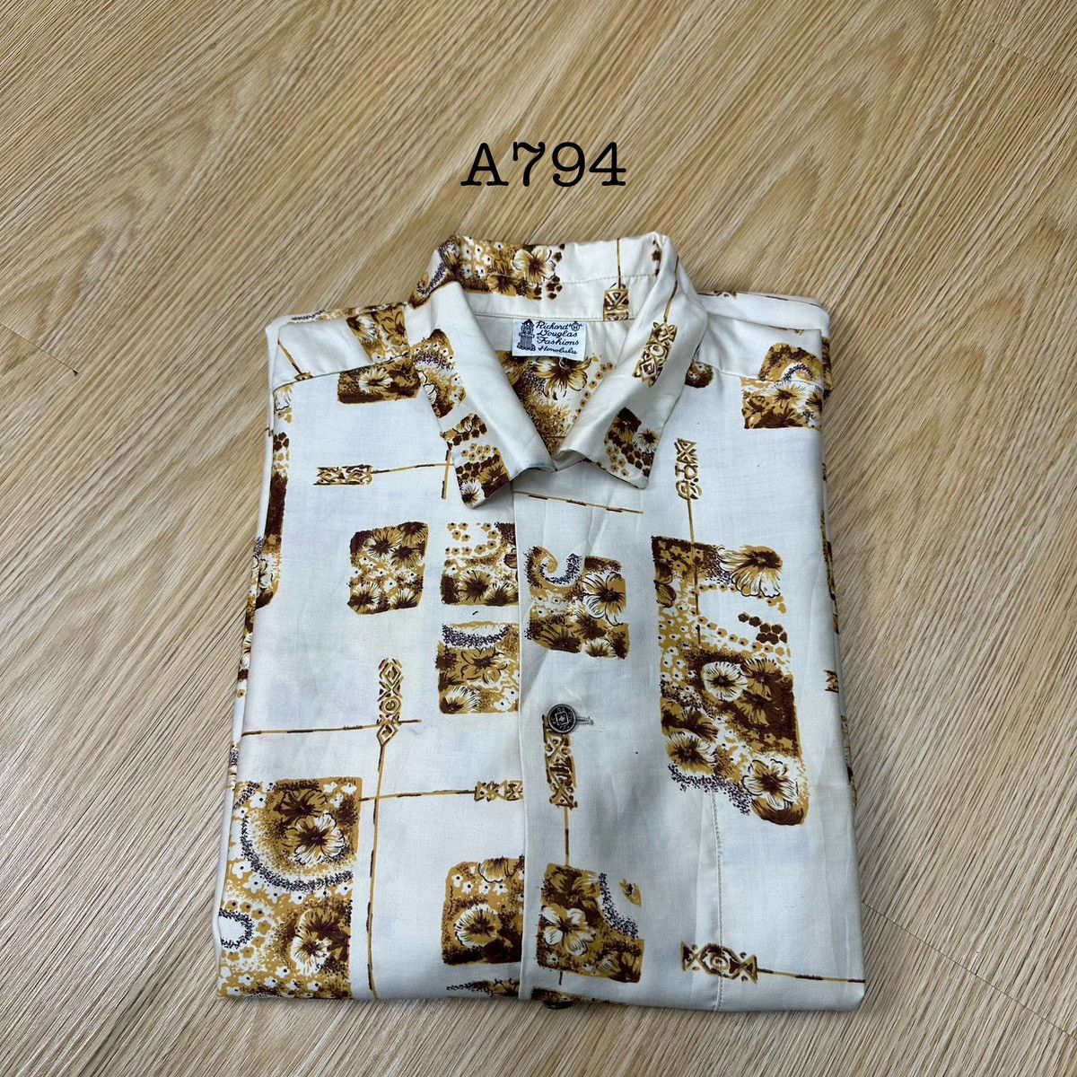 Vintage Vintage Richard Douglas Hawaiian Silk Button Shirt A794 Size US M / EU 48-50 / 2 - 12 Thumbnail