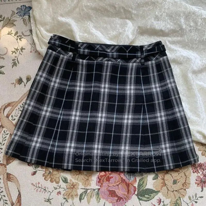 Burberry Burberry Black Wool Pleated Mini Skirt. Size 27" / US 4 / IT 40 - 4 Thumbnail
