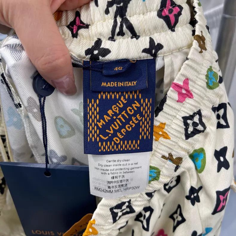 Louis Vuitton Louis Vuitton size US 48 Color logo printed shorts Size US 32 / EU 48 - 6 Thumbnail