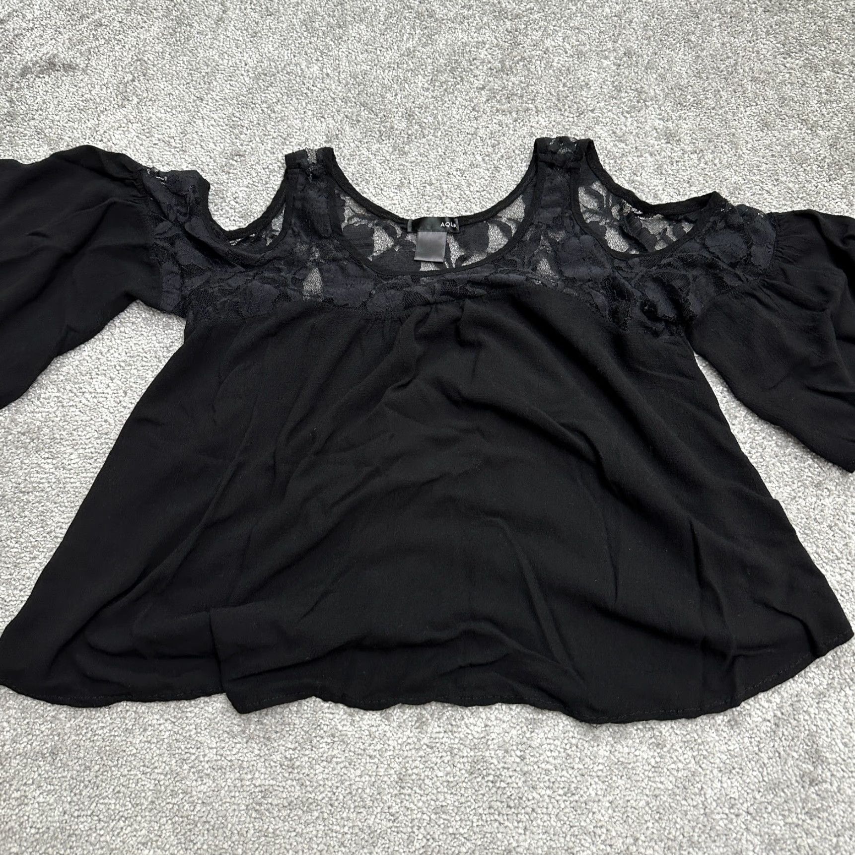 AQUA Aqua By Bloomingdale's Lace Cold Shoulder Cropped Top Womens M Black Cropped Top Short Sleeve Beach Modern Womens Size M Lace Size M / US 6-8 / IT 42-44 - 4 Thumbnail