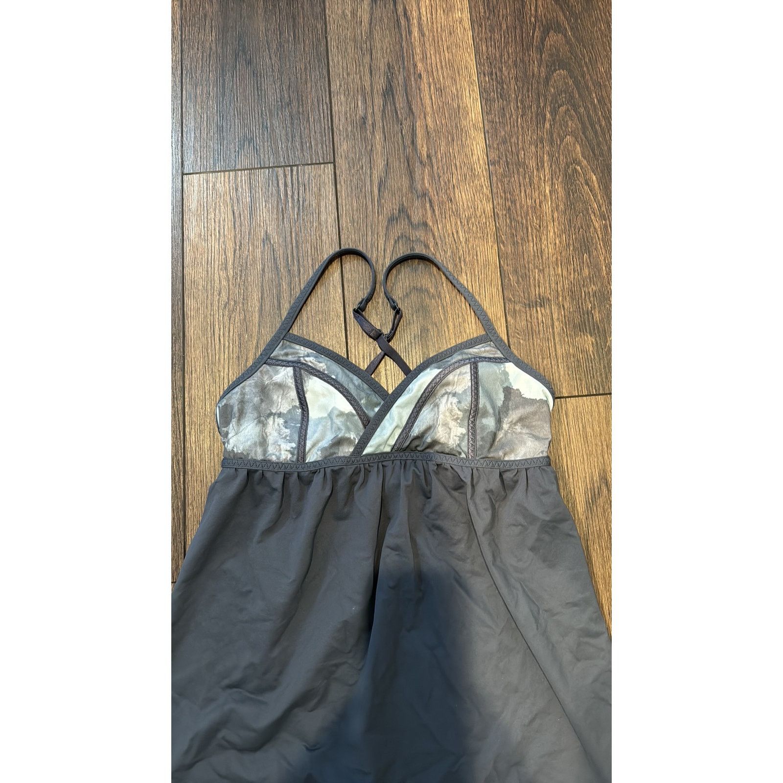 Lululemon Lululemon Grey Camo Cross Strap Yoga Tank top workout sz 8 Size M / US 6-8 / IT 42-44 - 3 Thumbnail