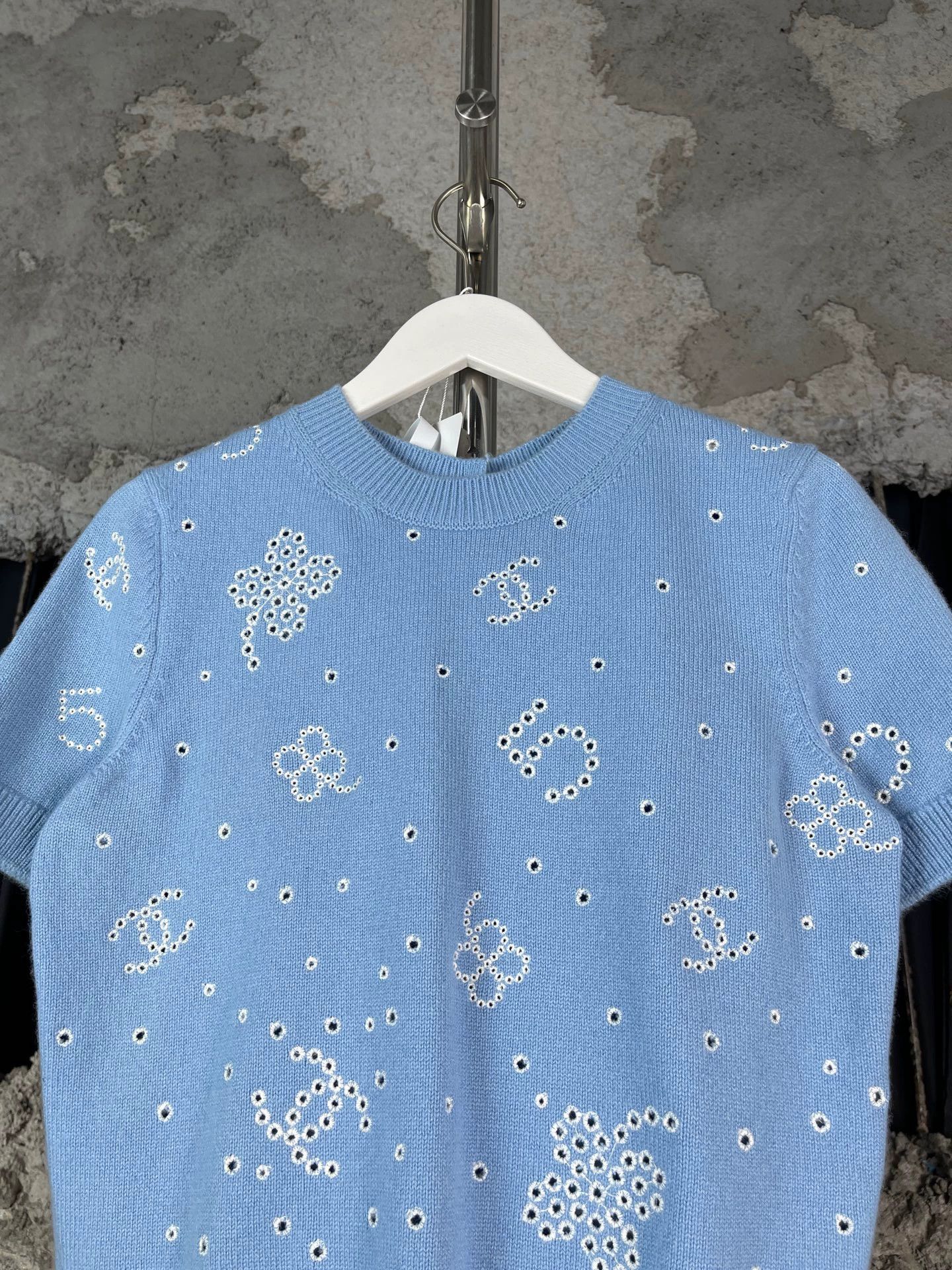 Chanel Chanel Camellia Cut-out Cashmere Short Sleeve 34 99 New Size XS / US 0-2 / IT 36-38 - 3 Thumbnail