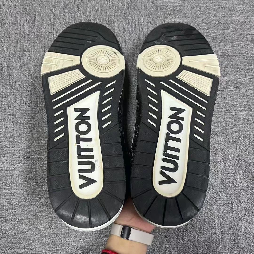 Louis Vuitton louis vuitton panda print low-top sneakers Size US 8.5 / EU 41-42 - 4 Thumbnail