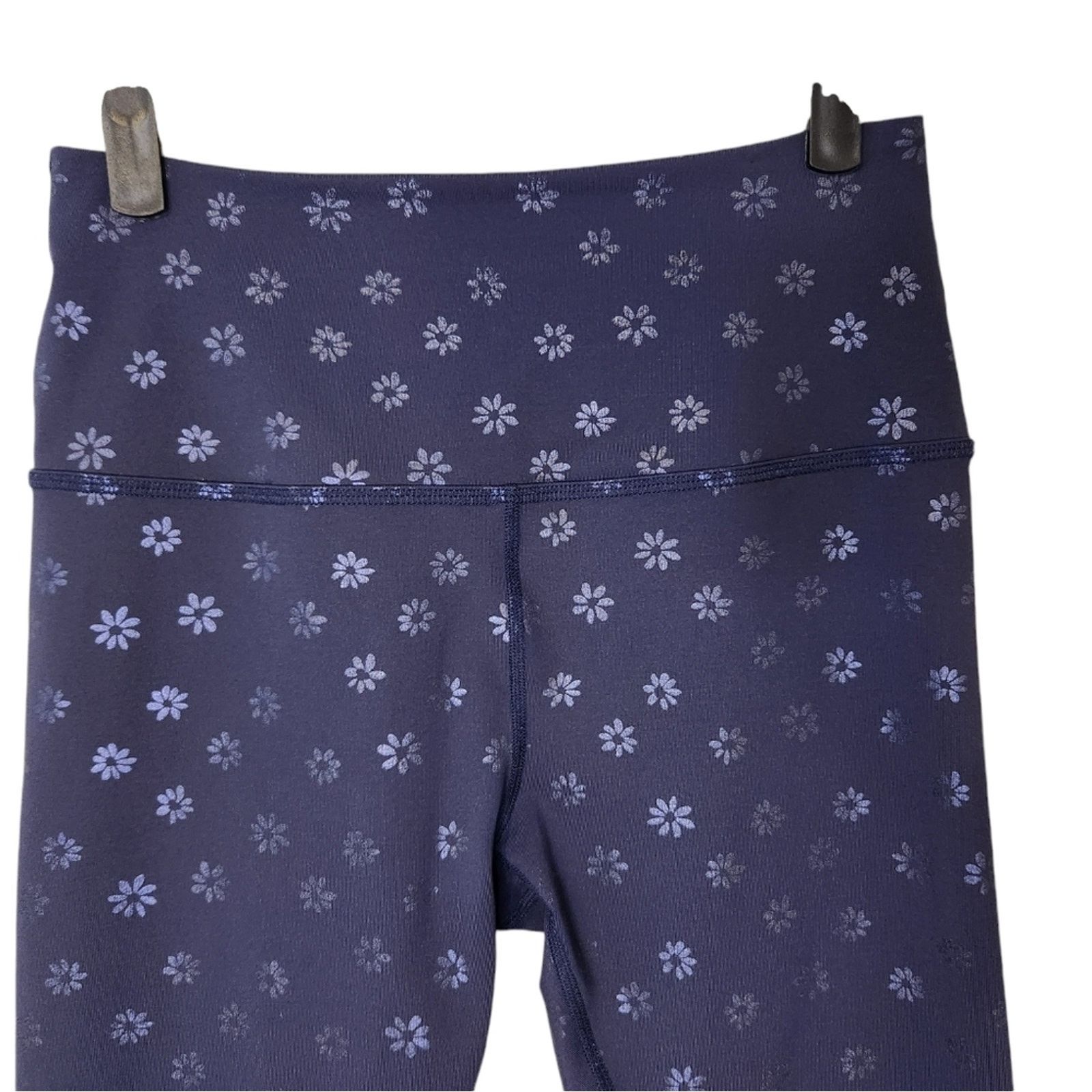 Beyond Yoga Beyond Yoga Daisy Shimmer Midi Leggings Medium Size 28" / US 6 / IT 42 - 9 Thumbnail