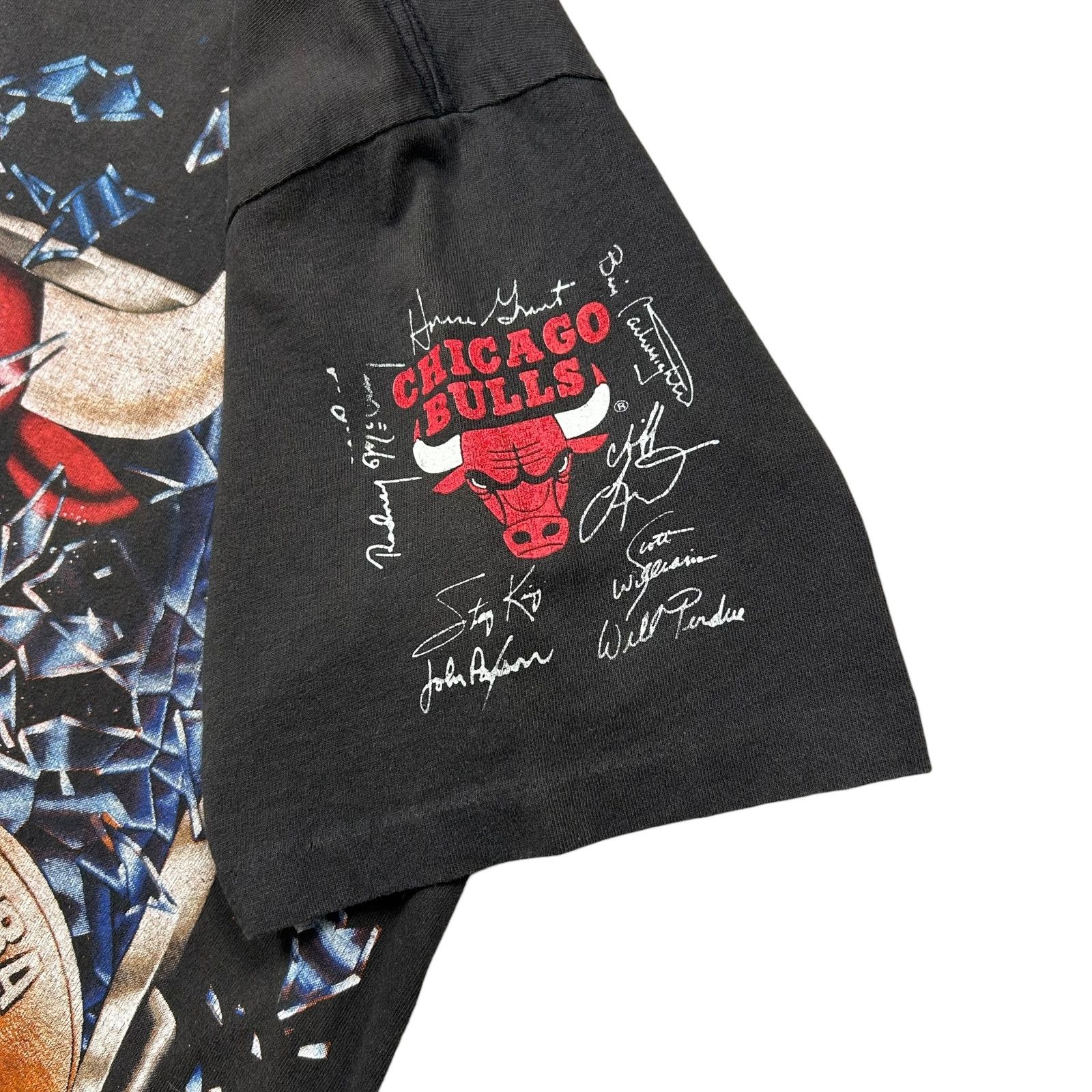 NBA VTG 90s NBA CHICAGO BULLS SHATTERED T-SHIRT CHANGES Size US L / EU 52-54 / 3 - 4 Thumbnail