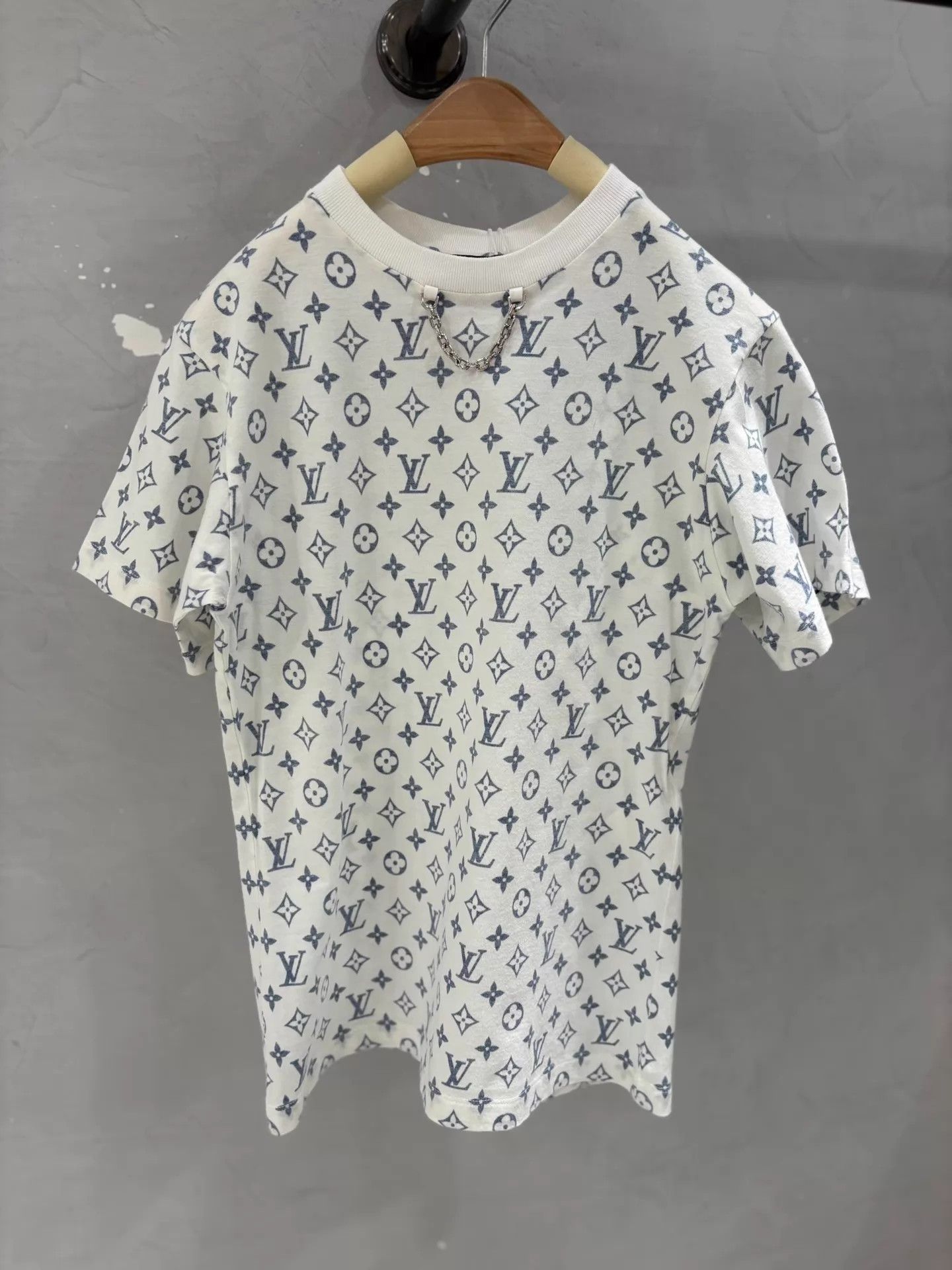 Louis Vuitton LV Classic Full Logo White Tee S Mint Size S / US 4 / IT 40 - 1 Thumbnail