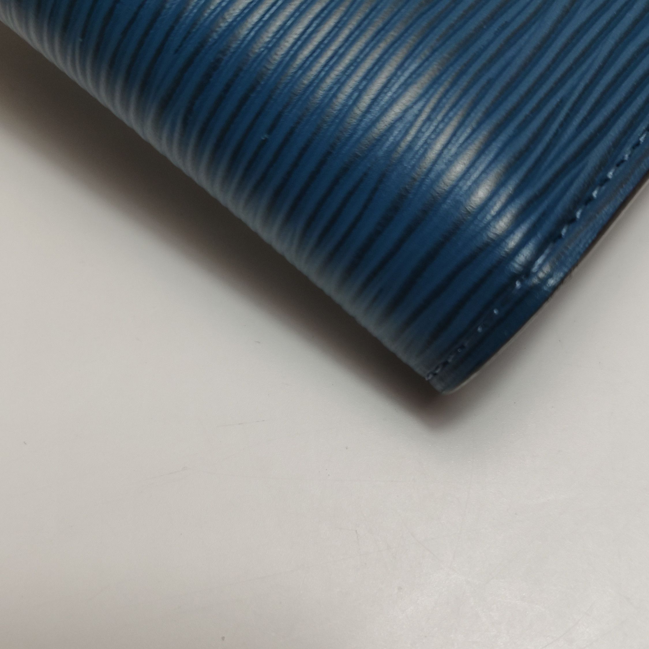 Louis Vuitton Louis Vuitton (LV) Brazza solid color water ripple fold wal Size ONE SIZE - 5 Thumbnail