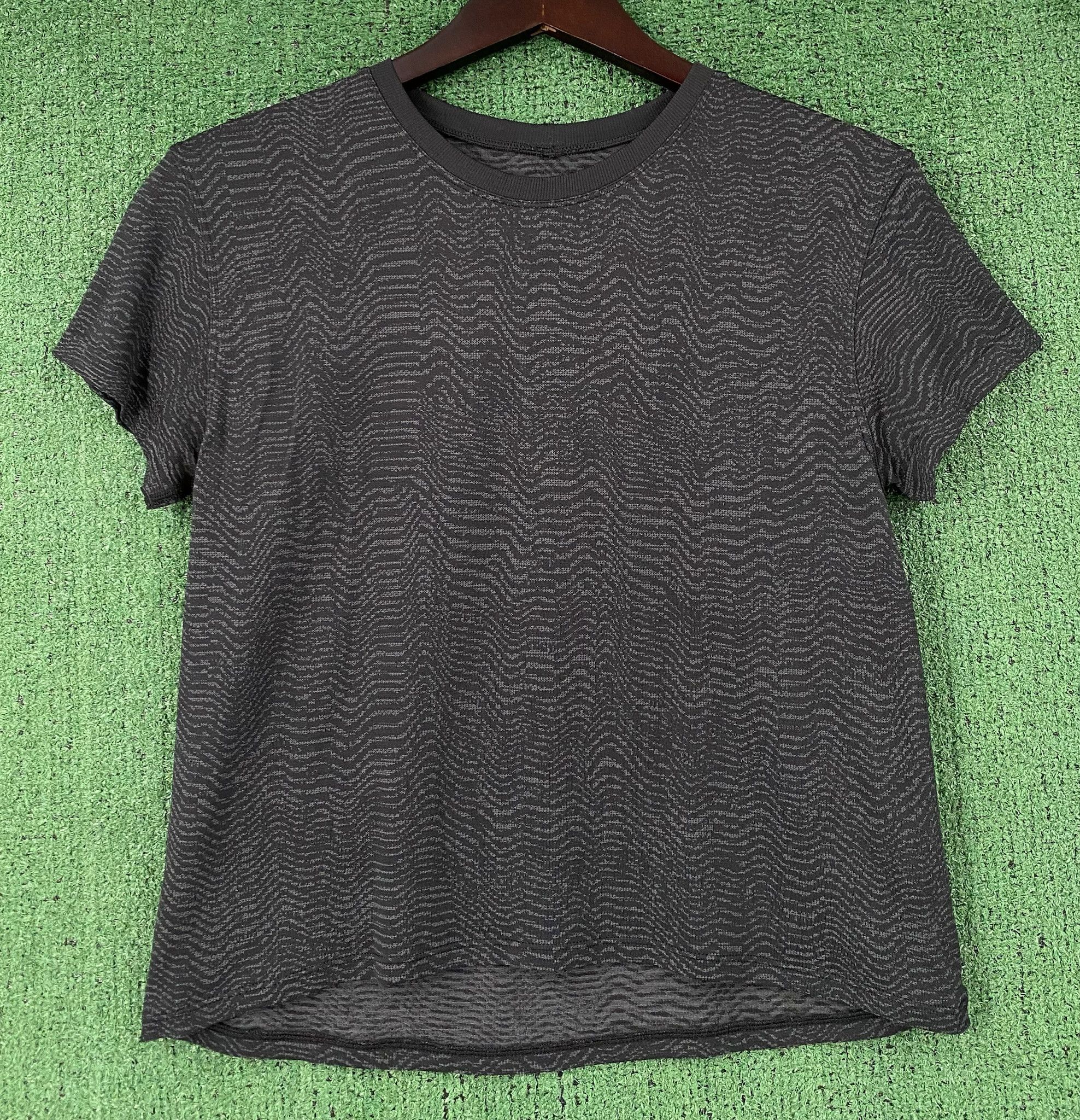 Lululemon Lululemon Train to Be Ripple Wave Black Cropped Top 8 Size M / US 6-8 / IT 42-44 - 1 Thumbnail