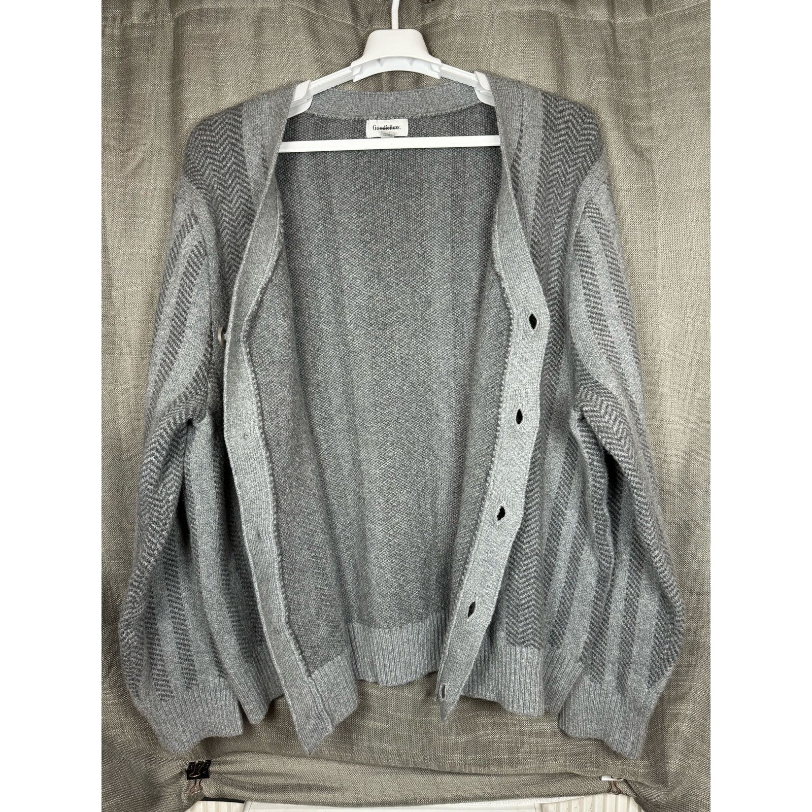 Unknown London Goodfellow & Co Men's Buttondown V Neck Sweater Color Gray Size US XXL / EU 58 / 5 - 2 Thumbnail