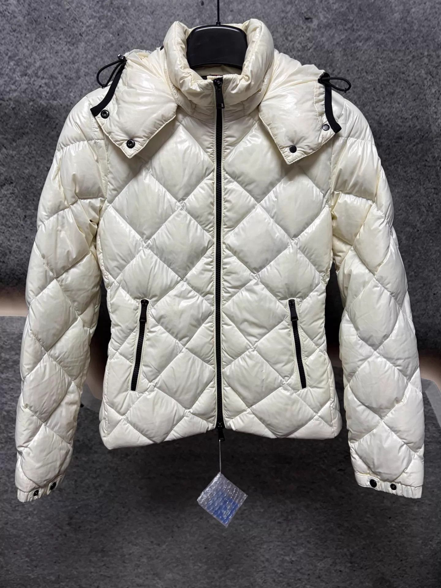 Moncler Moncler Women's White Cinched Waist Down Jacket Size 0 Size XS / US 0-2 / IT 36-38 - 1 Thumbnail