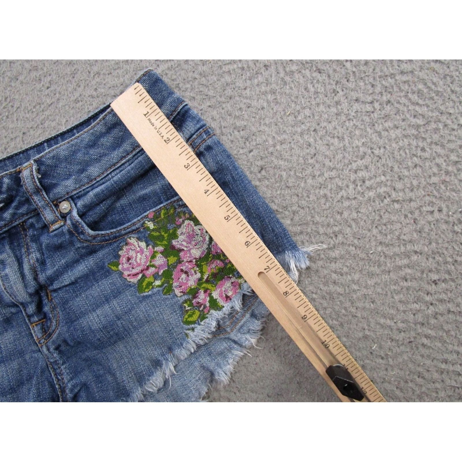 American Eagle Outfitters VINTAGE American Eagle Outfitters Denim Short Cut-Off Embroidered Floral 5-Pocket Stretch Size 00 Womens Blue 2 in Inseam Summer Casual Size 24" / US 00 / IT 34 - 5 Thumbnail