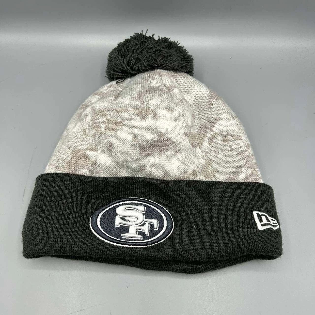 New Era San Francisco 49ers Salute to Service Cuffed Beanie Pom Pom Size ONE SIZE - 1 Thumbnail
