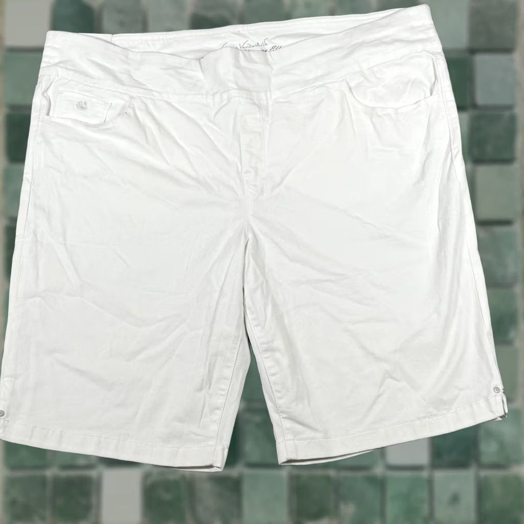 Gloria Vanderbilt VINTAGE Gloria Vanderbilt Bermuda Shorts Womens 22W White Pull On Slimming Panel Slimming Blended Cotton Spandex Size 40" / US 18 - 1 Thumbnail