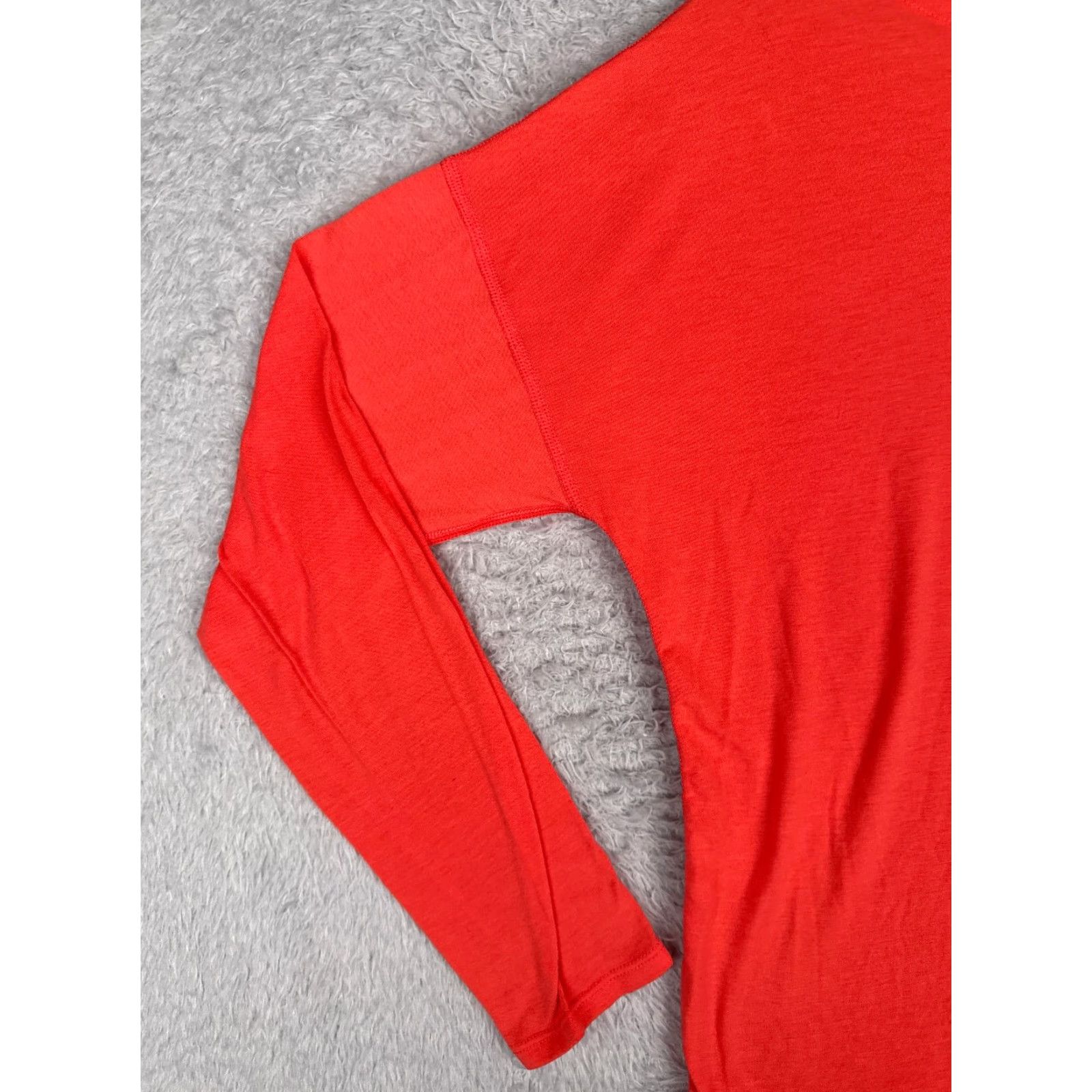 The North Face The North Face Shirt Women Medium Red Long Sleeve Crew Polyester Blend READ Size M / US 6-8 / IT 42-44 - 3 Thumbnail
