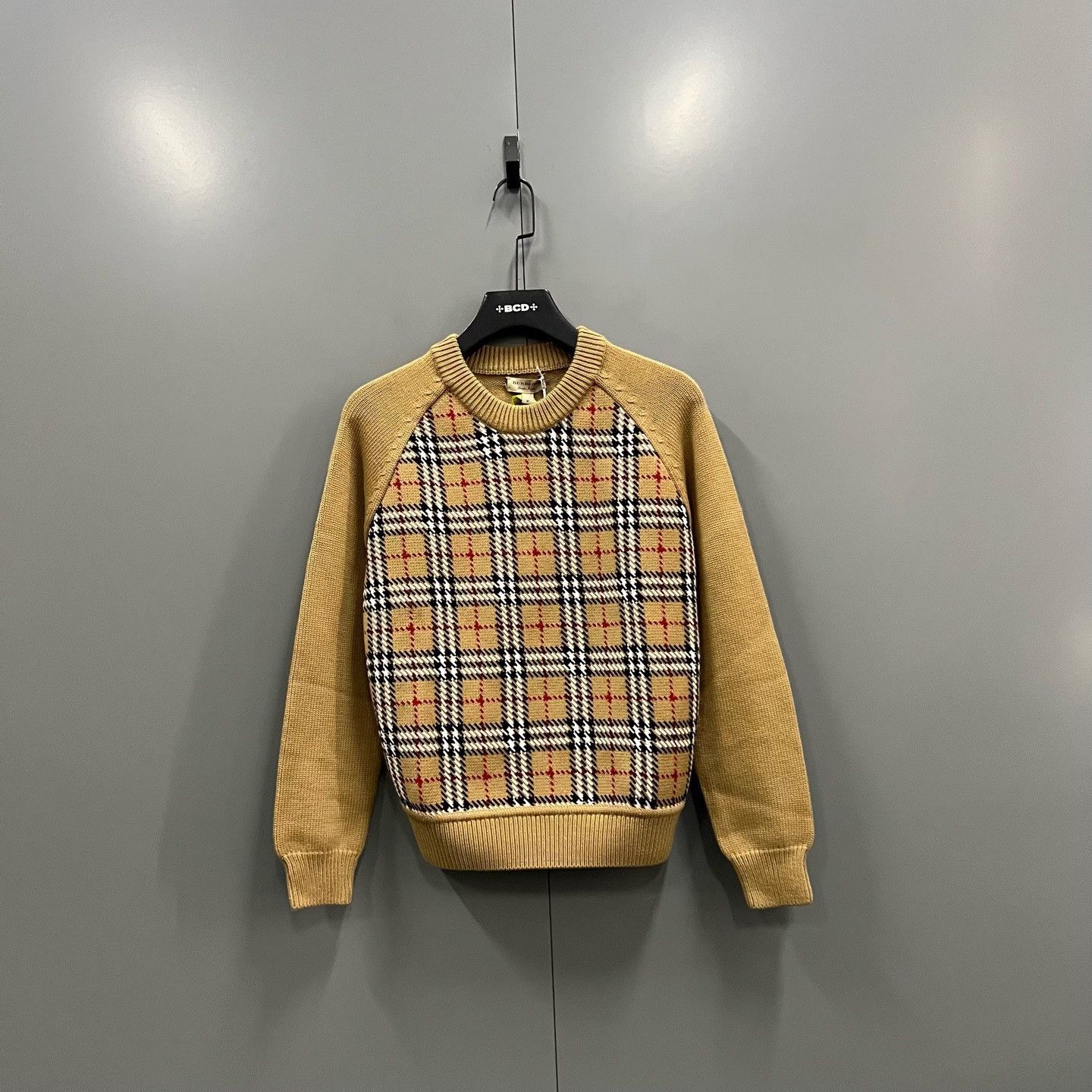 Burberry Burberry Plaid Sweater M Women Size M / US 6-8 / IT 42-44 - 1 Thumbnail