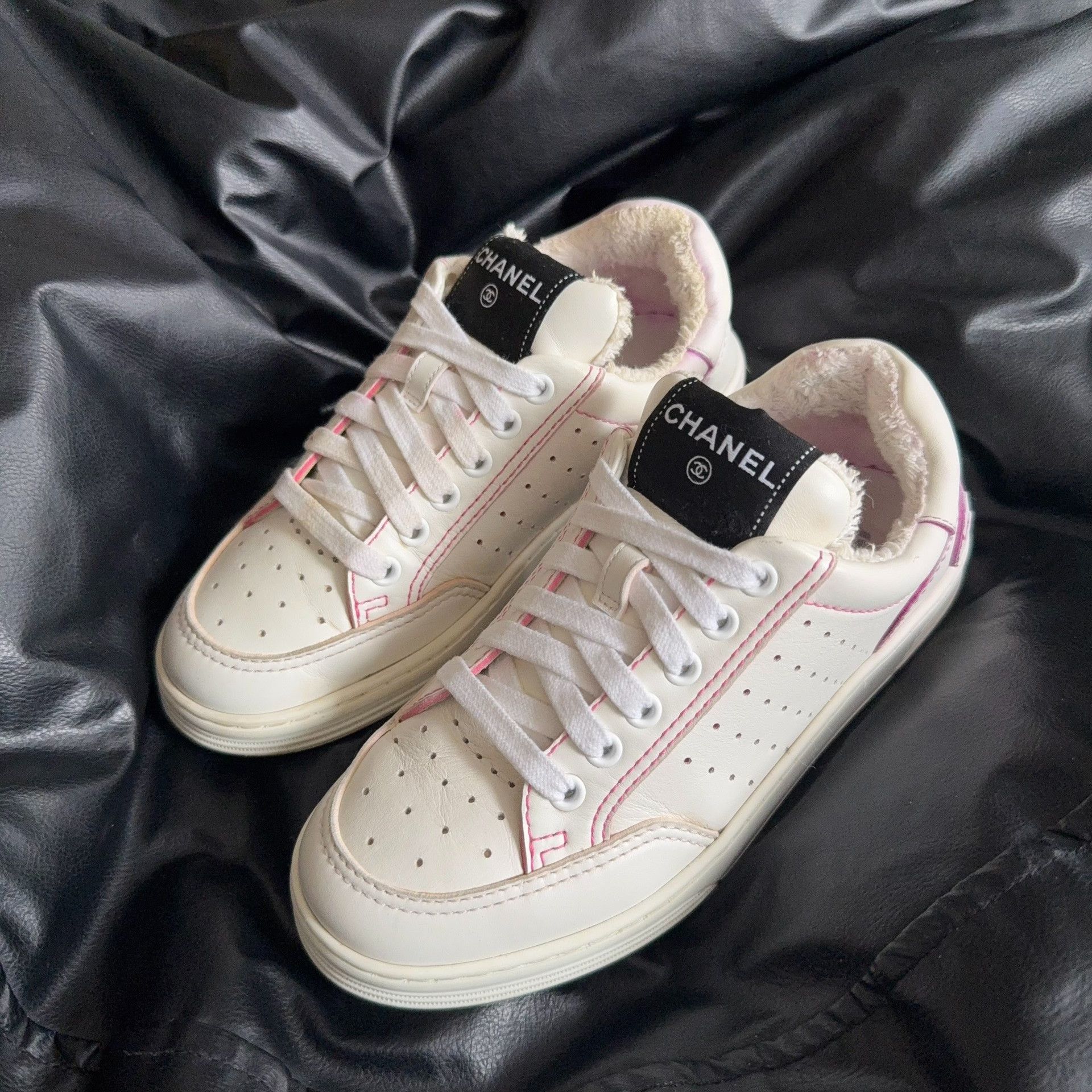 Chanel Chanel White Lowtop Sneakers 35 Women Size US 5 / IT 35 - 1 Thumbnail