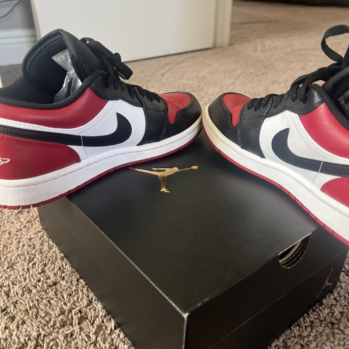 Jordan Brand Jordan 1 Low Bred Toe Size US 8 / EU 41 - 2 Thumbnail