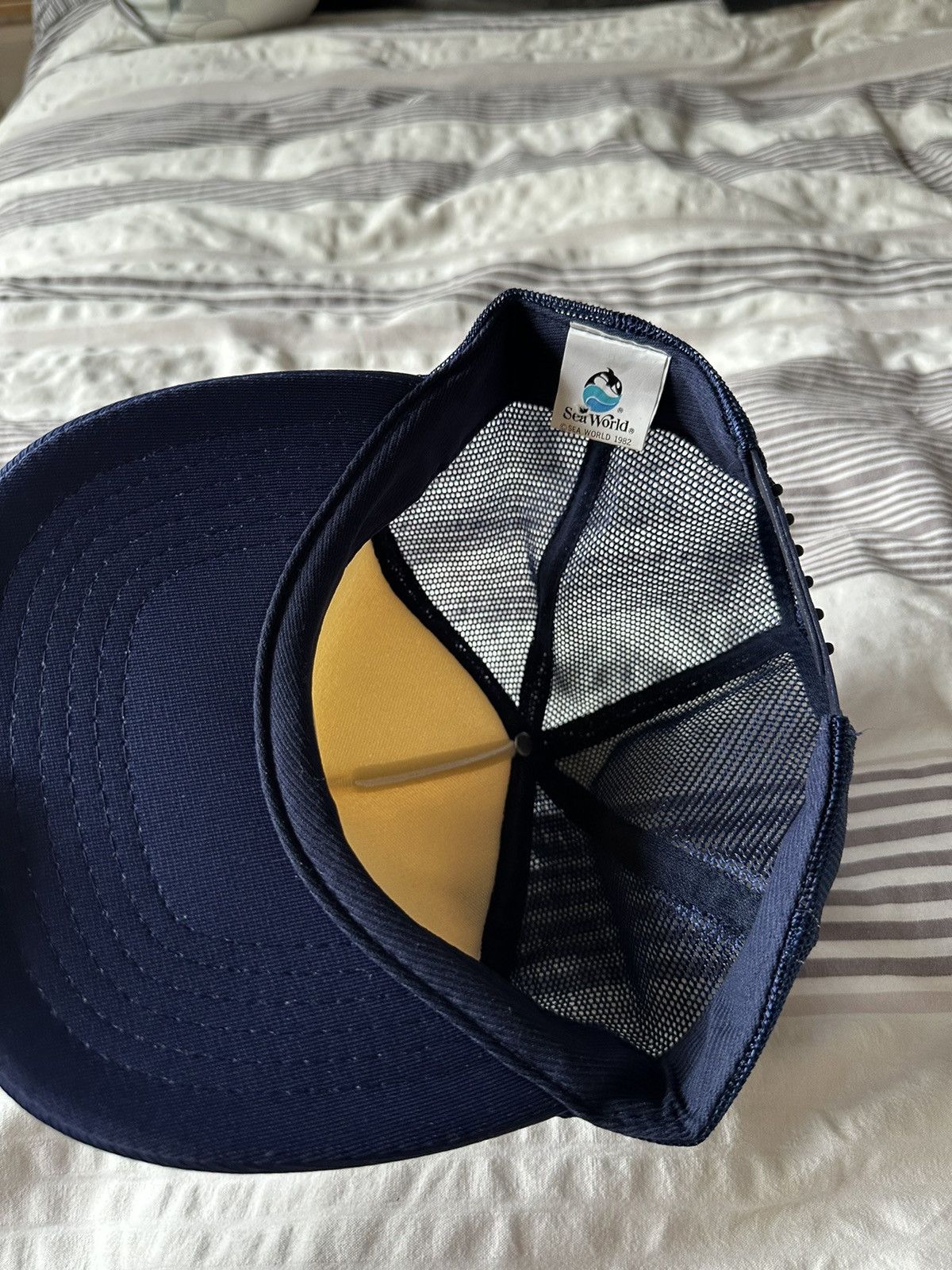Vintage sea world 1982 vintage trucker hat 🌊 Size ONE SIZE - 3 Thumbnail