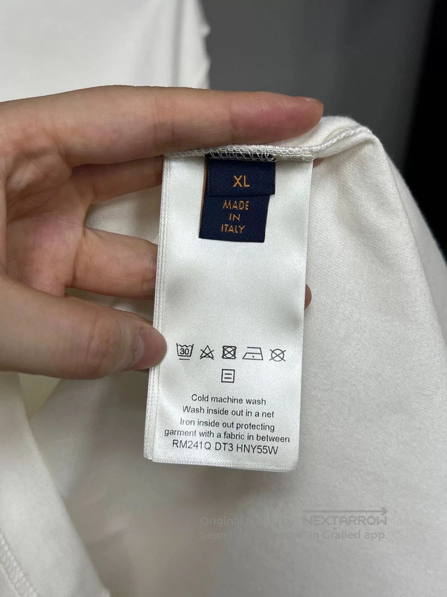 Louis Vuitton louis vuitton white embossed logo short sleeve. Size US XL / EU 56 / 4 - 4 Thumbnail