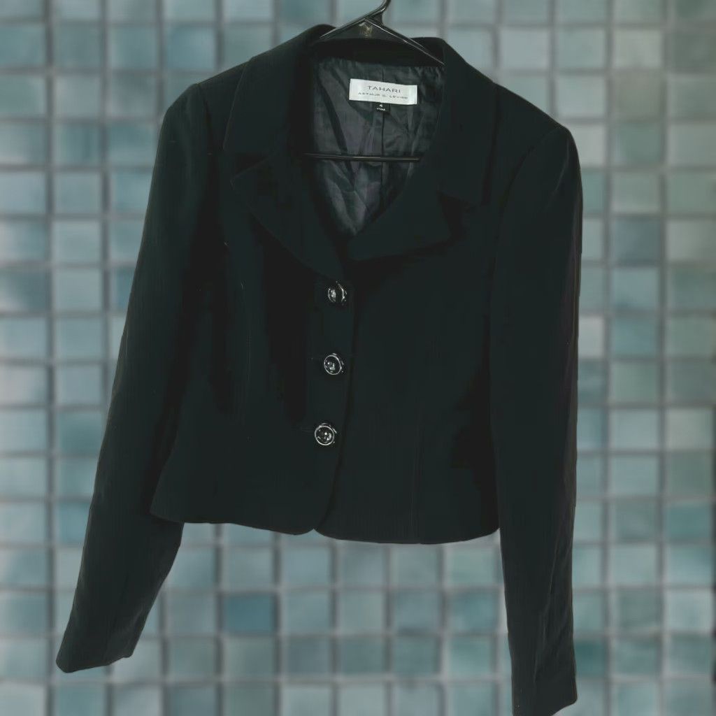 Vintage Tahari Blazer Womens Notch Lapel Lined Black Jacket Size 4 Jacket/Coat Short Sleeve 3-Button Single-Breasted 100% Polyester Dressy Modern Career Mens? Size S / US 4 / IT 40 - 1 Thumbnail