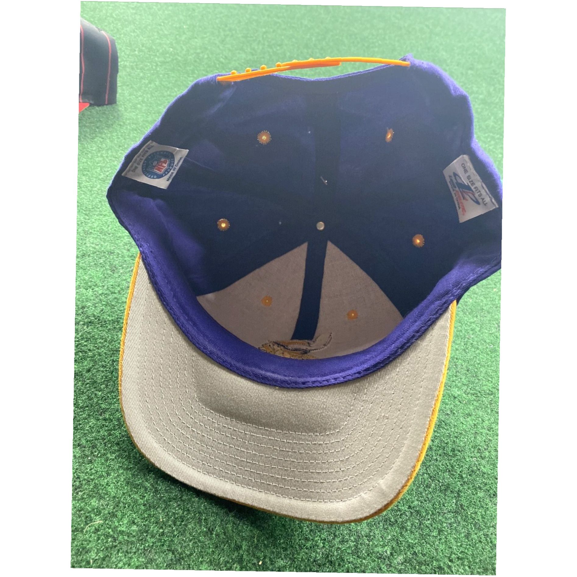 Logo Athletic NWT VTG-1990s Minnesota Vikings Randy Moss Logo Athletic snapback hat Purple Size ONE SIZE - 6 Thumbnail