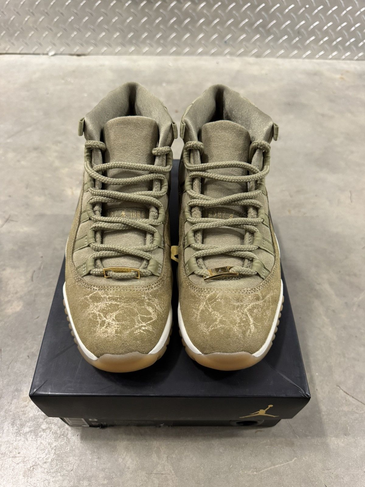 Jordan Brand Jordan 11 Retro WMNS Olive Luxury Size 8W Size US 8 / IT 38 - 4 Thumbnail