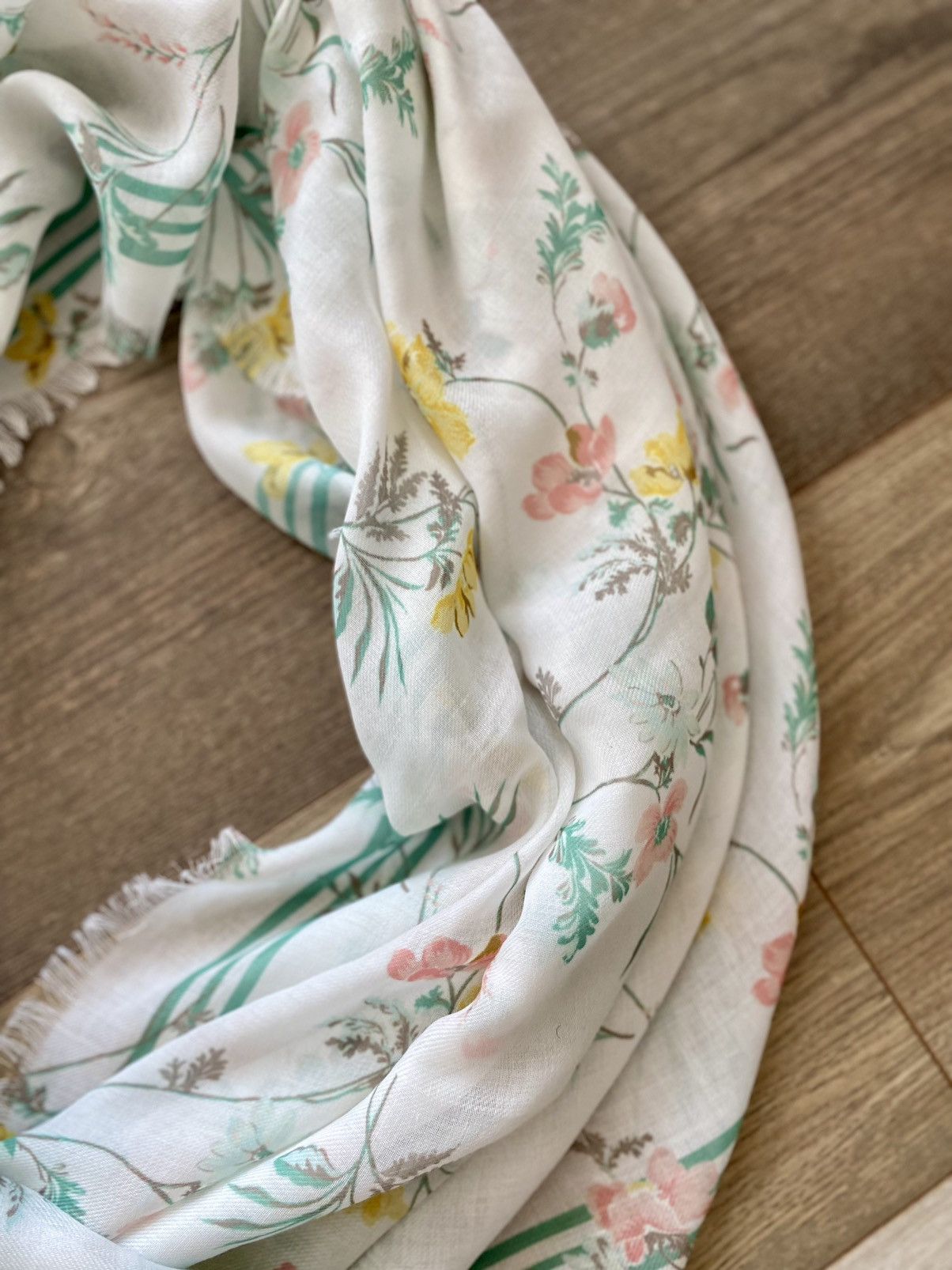 Other BEAUTIFUL VINTAGE LARGE FRAYED FLORAL SHAWL SCARF Size ONE SIZE - 8 Thumbnail