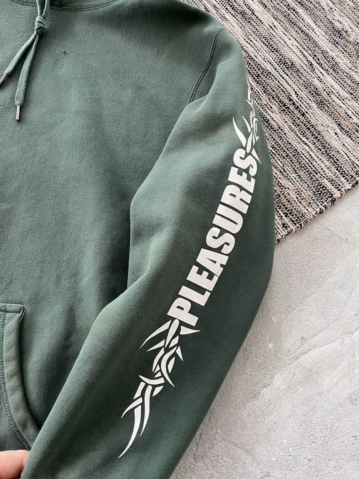 Pleasures Vintage Rare Pleasures Green Hoodie Sleeve Logo Y2K sk8 Size US L / EU 52-54 / 3 - 8 Thumbnail