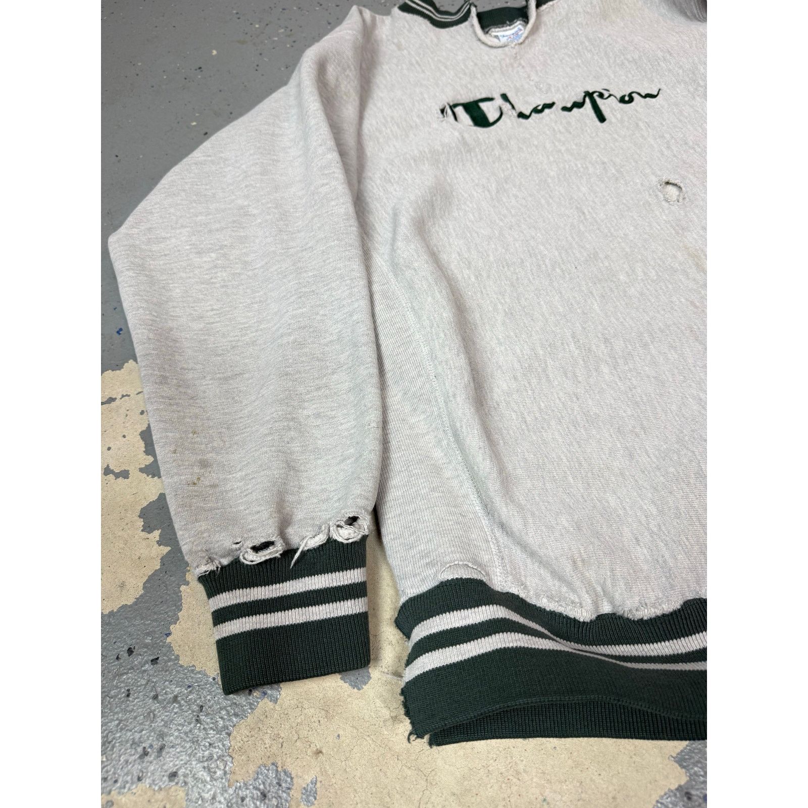 Champion distressed 90s champion reverse weave sweatshirt Size US XL / EU 56 / 4 - 6 Thumbnail