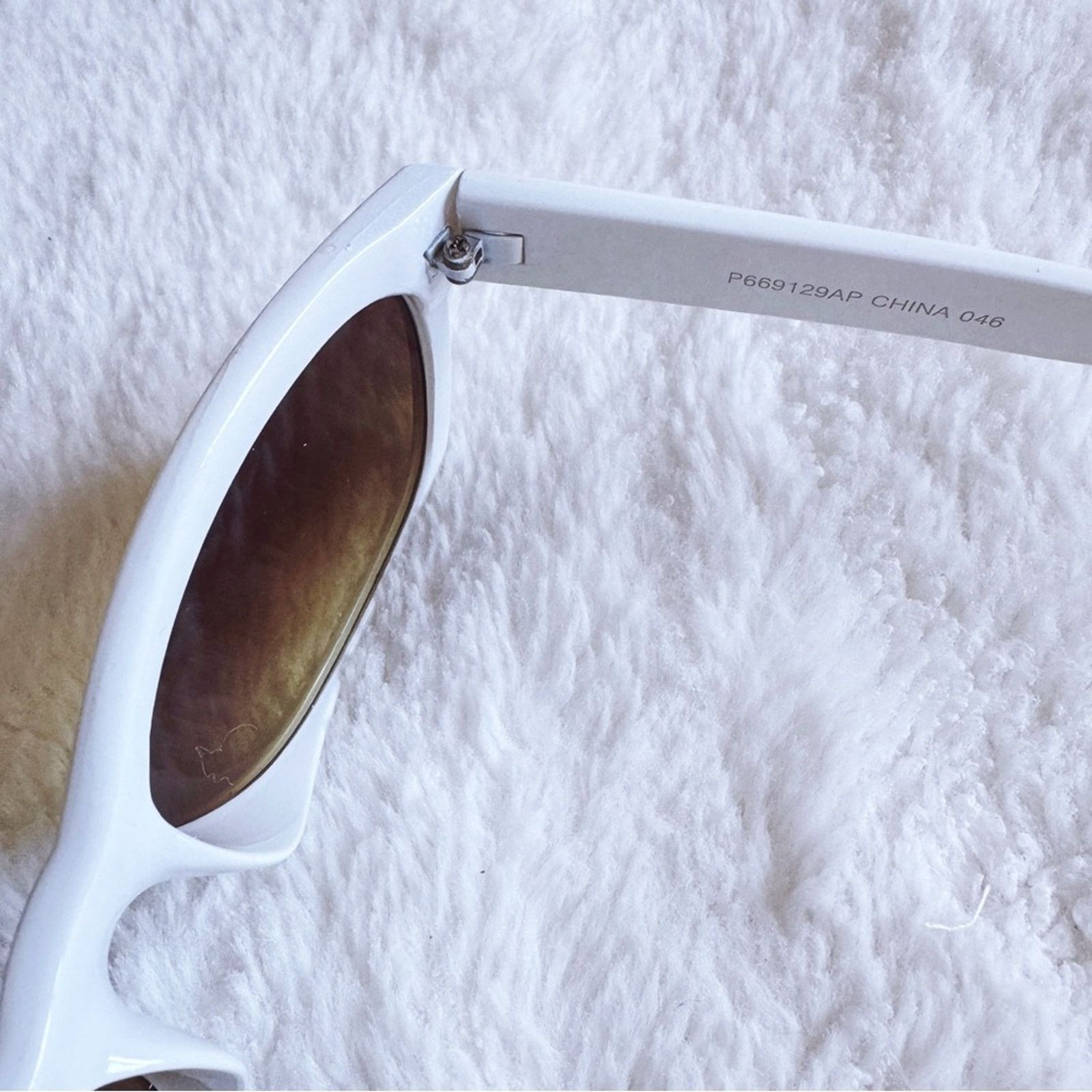 Other Rina White and Gold Sunglasses Size ONE SIZE - 5 Thumbnail