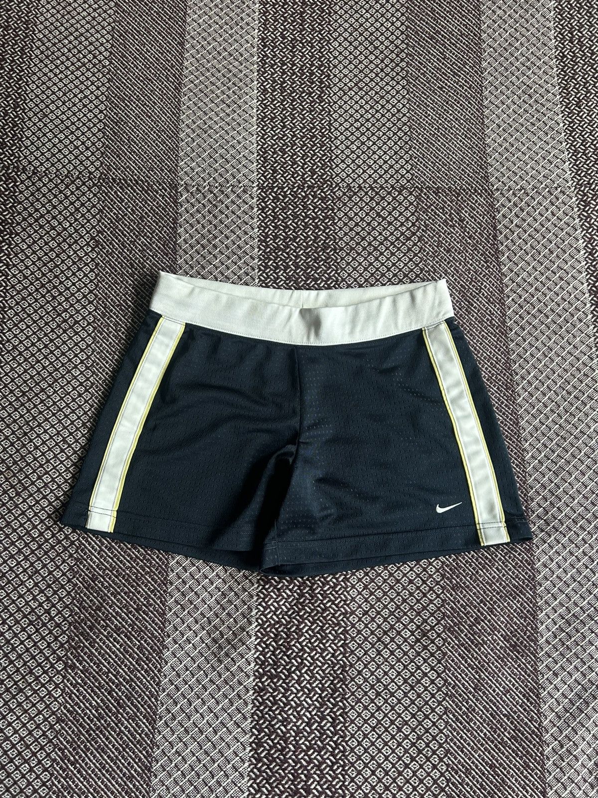 Vintage Vintage Nike Sportswear Women Shorts Streetwear Style Size S Size 25" / US 0 / IT 36 - 1 Thumbnail