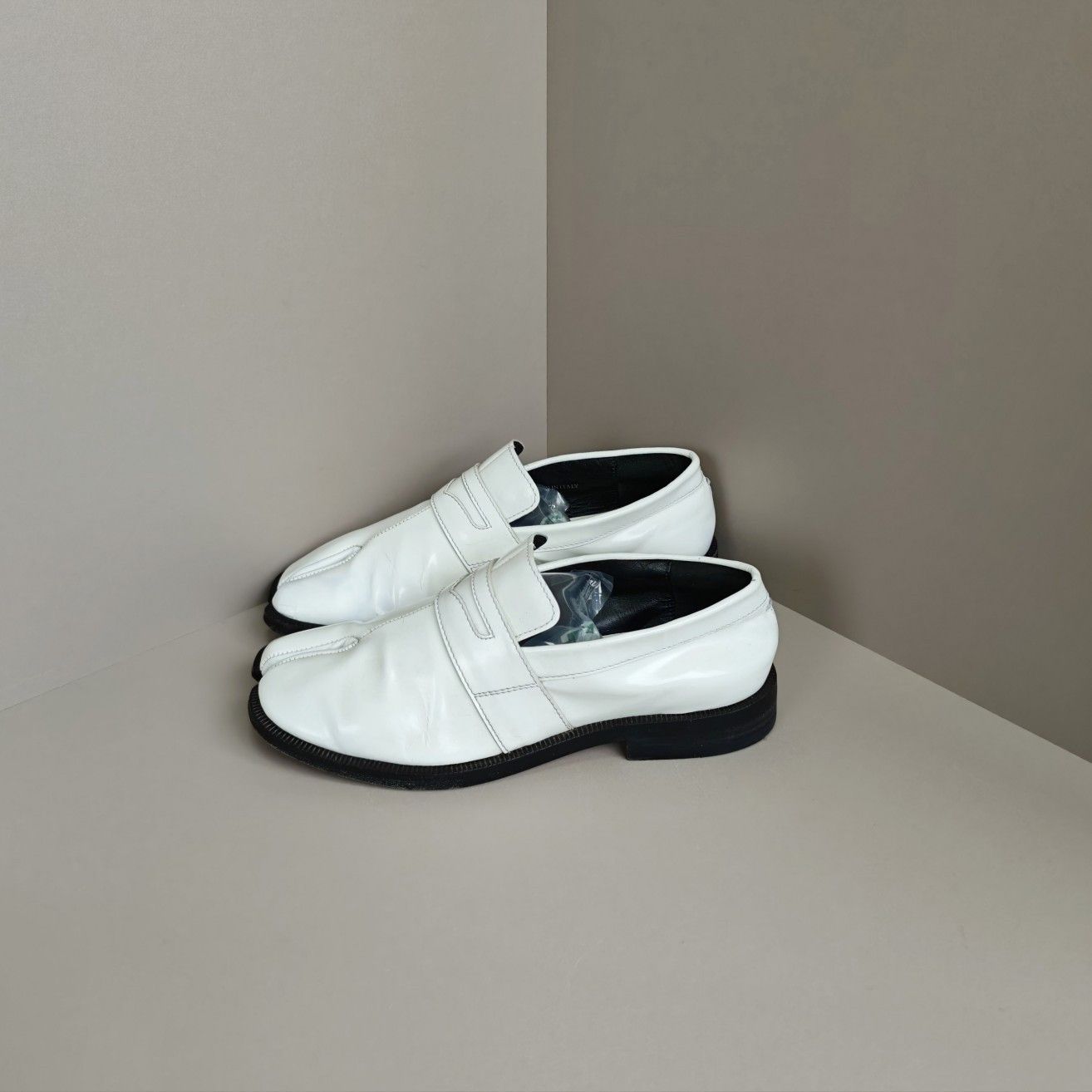 Maison Margiela Maison Margiela White Tabi Loafers Size 36 Size US 6 / IT 36 - 1 Thumbnail