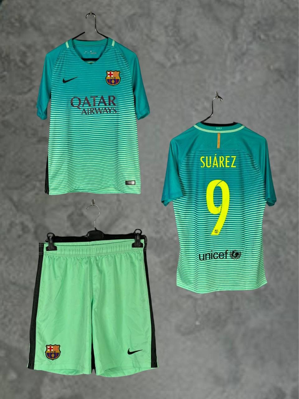 Nike × Vintage Luis Suarez #9 Barcelona FC 2016-2017 Nike T-shirt + Shorts Size US M / EU 48-50 / 2 - 1 Thumbnail
