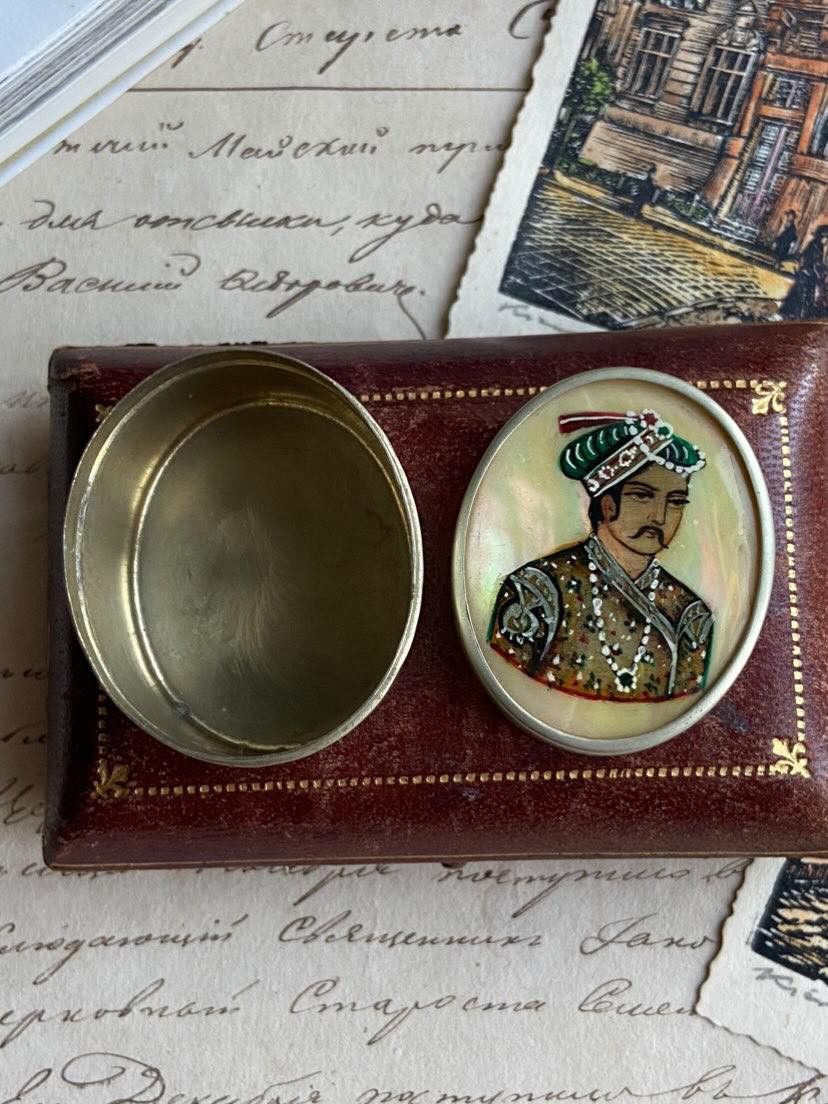 Vintage Vintage Miniature Box Mother Of Pearl Hand Painted Portrait Size ONE SIZE - 2 Thumbnail