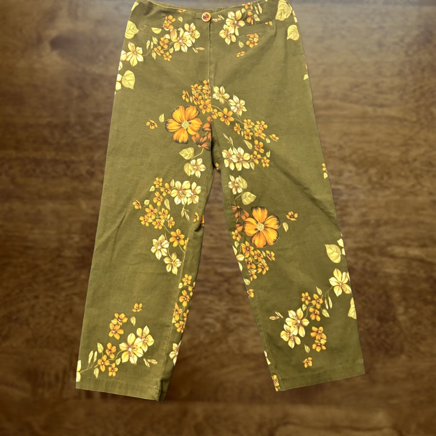 Vintage Vintage Cache Pants Womens 26x19 Green Floral Cropped Straight Leg Capri Pockets - Capris, Floral, Green, Vintage, Casual, Women, XS? Size 28" / US 6 / IT 42 - 1 Thumbnail