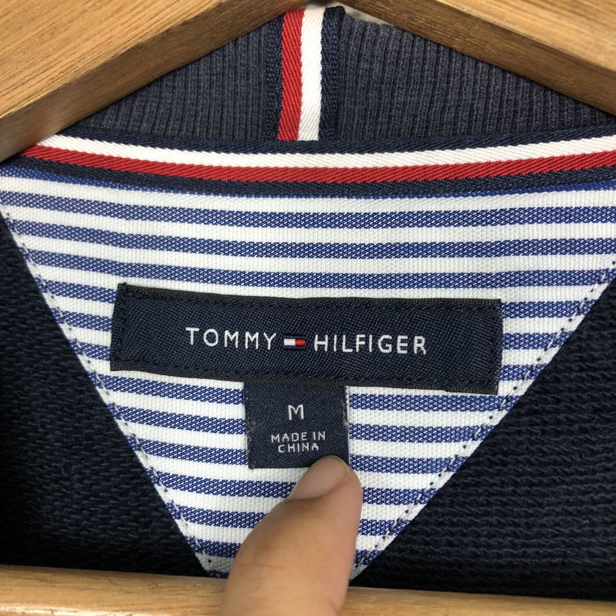 Japanese Brand Tommy Hilfiger Embroidered Flag Stripe Crewneck – Navy Size US M / EU 48-50 / 2 - 14 Thumbnail
