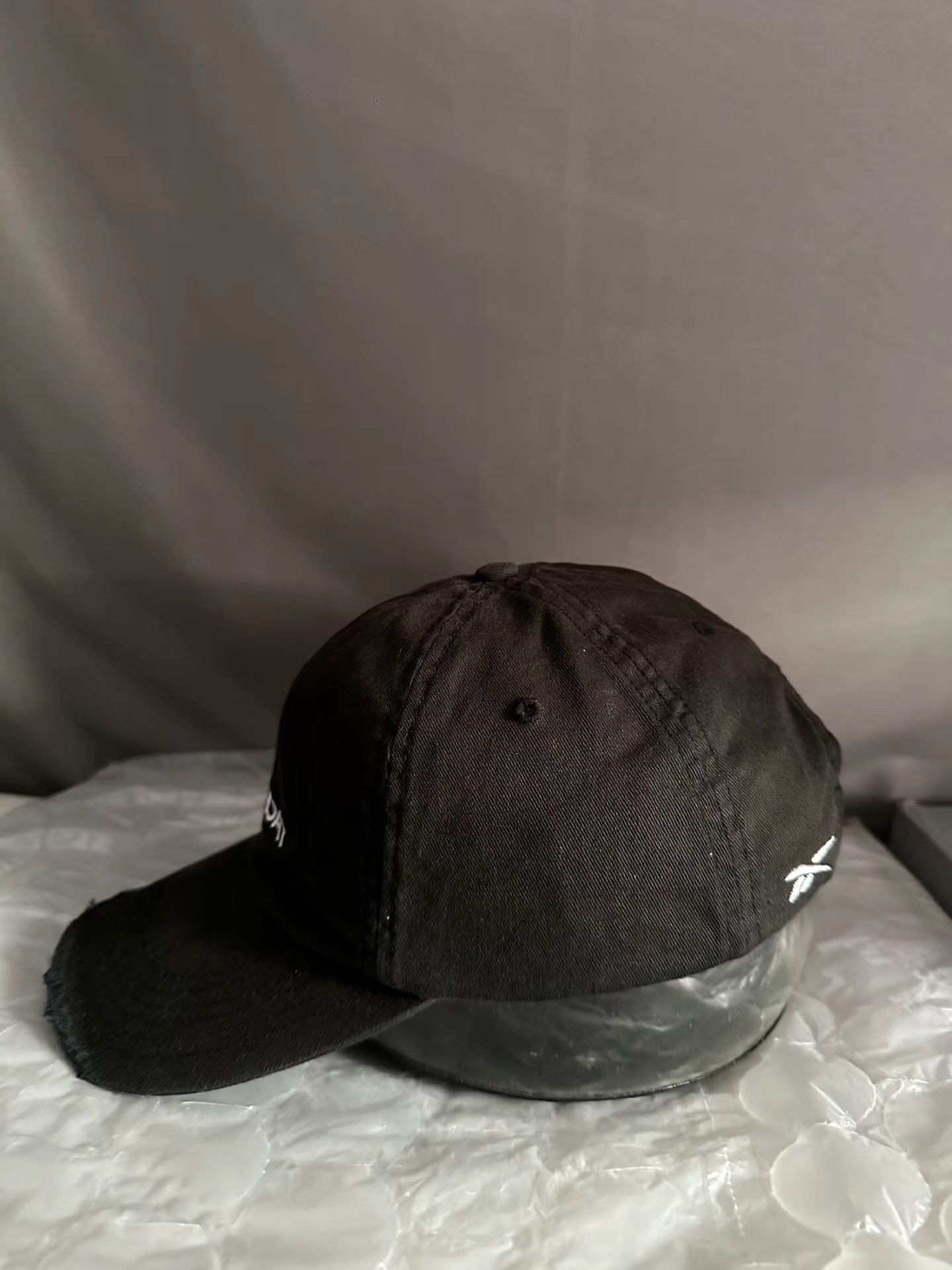 Vetements Vetements 18Aw Saturday Distressed Baseball Cap Size ONE SIZE - 1 Thumbnail