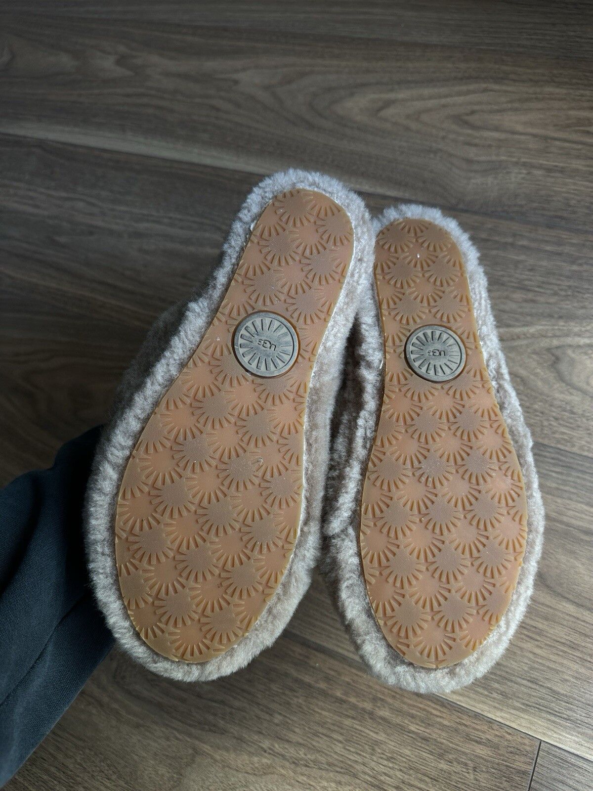 Ugg UGG Womens Fluff Yeah Slide Beige Size 38 UK5 US7 Size US 8 / IT 38 - 9 Thumbnail