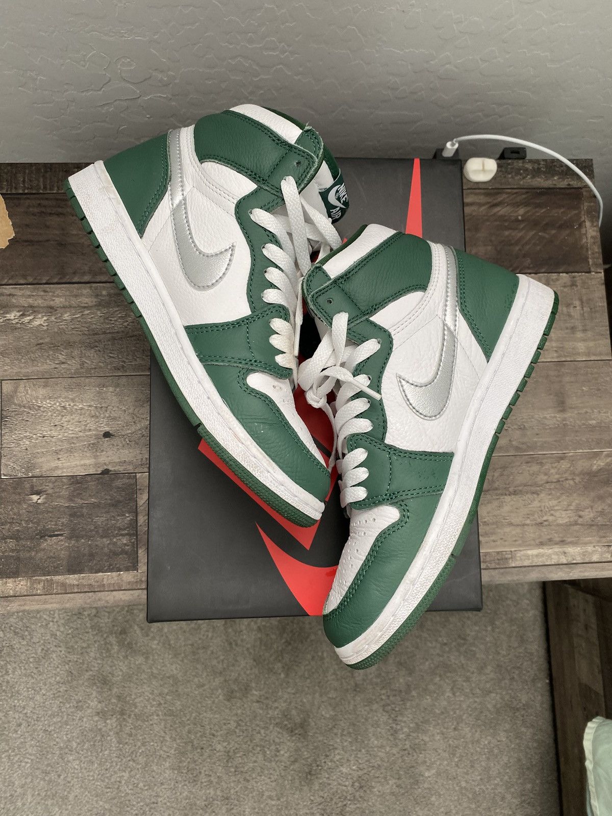 Jordan Brand Jordan 1 Metallic Green Size US 6 / EU 39 - 1 Thumbnail