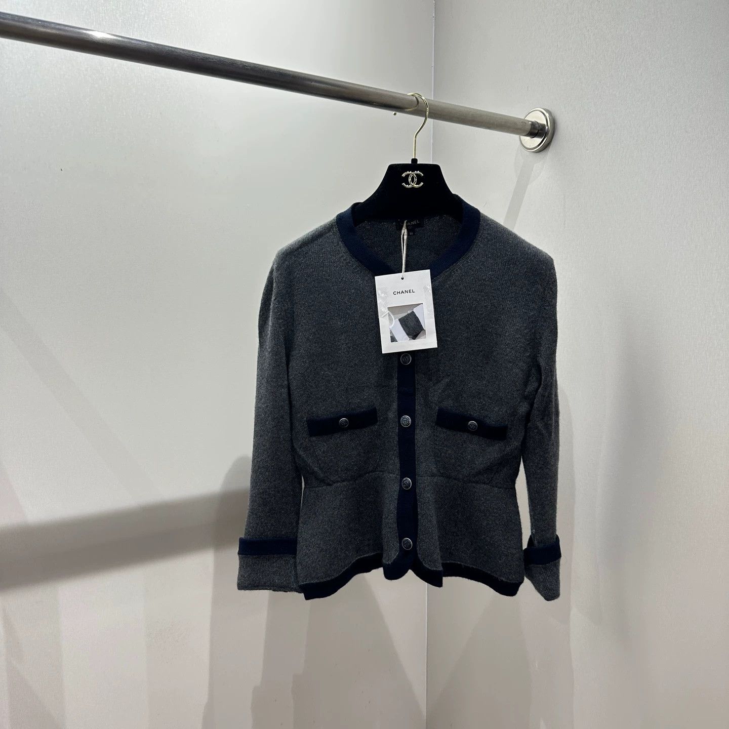 Chanel Chanel apr110 Blue-Gray 2-Pocket Cashmere Jumper 36 Size XS / US 0-2 / IT 36-38 - 1 Thumbnail
