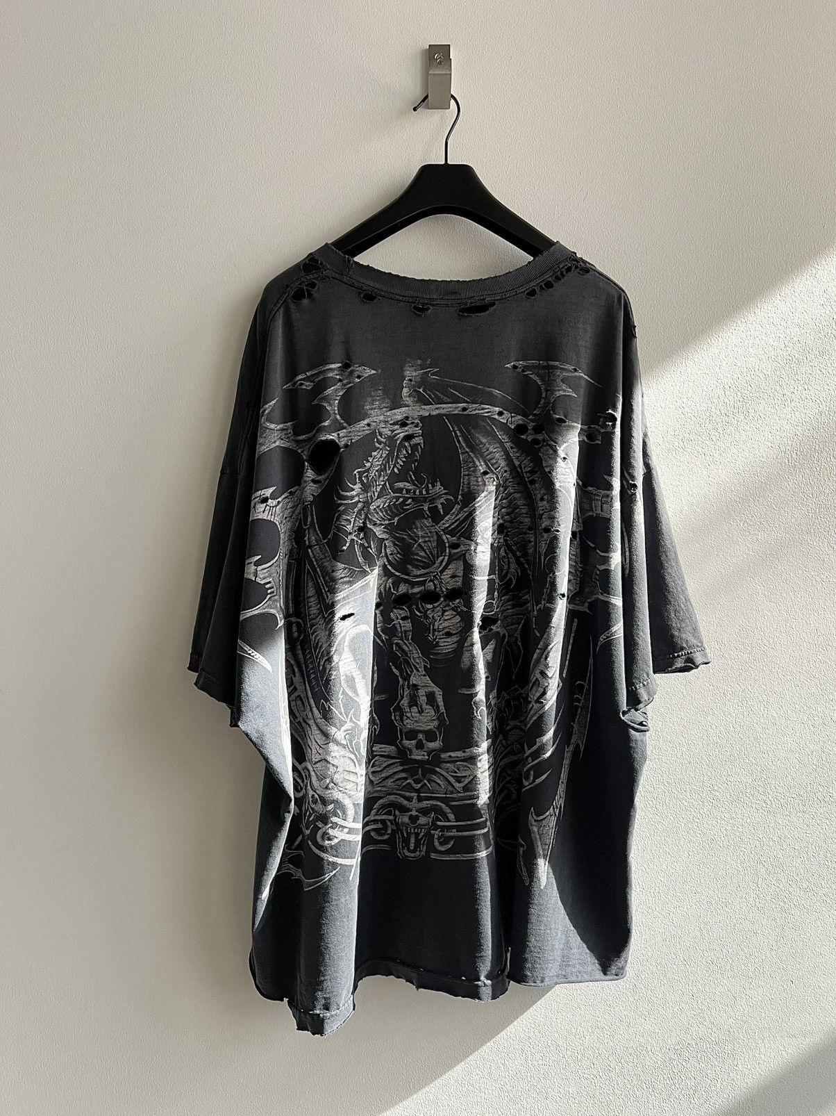 Vintage Vintage Perfectly Thrashed 90s Oversized Dragon Tee Size US XL / EU 56 / 4 - 6 Thumbnail