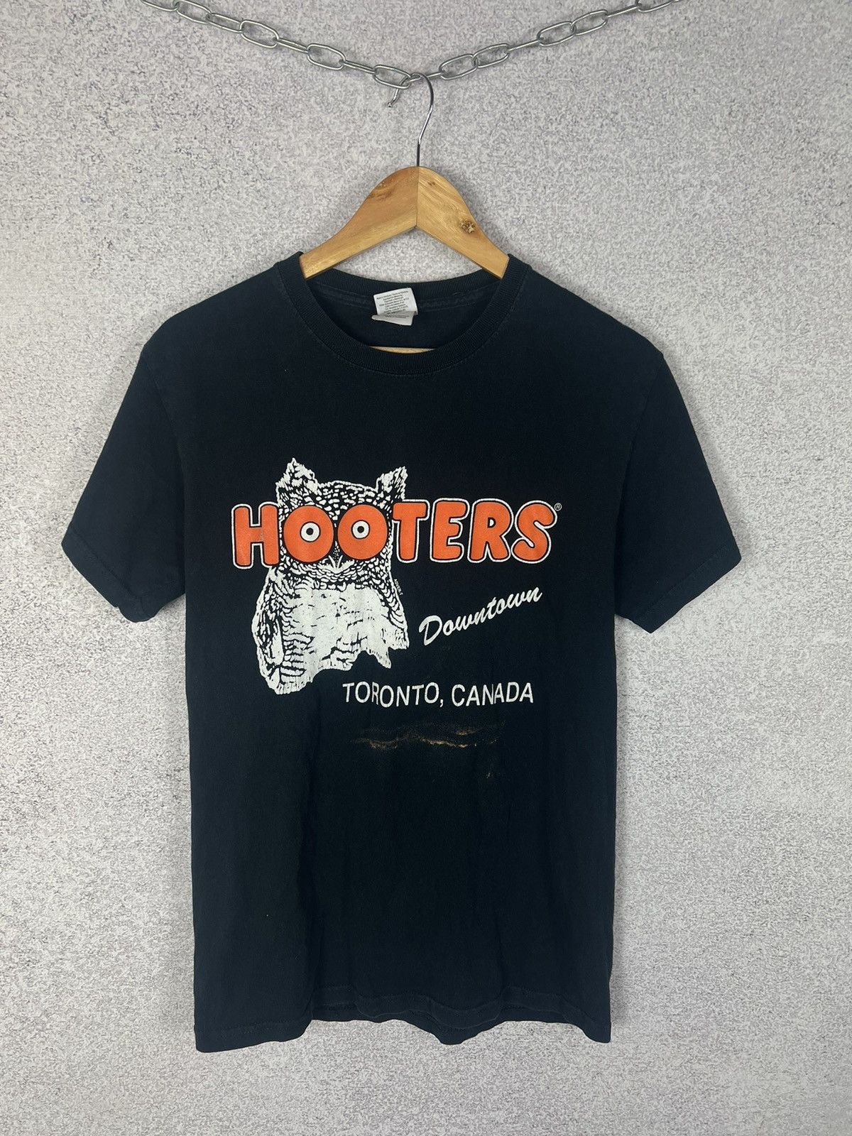 Vintage Vintage Hooters Canada Toronto T-Shirt Y2K Tee Size US S / EU 44-46 / 1 - 1 Thumbnail
