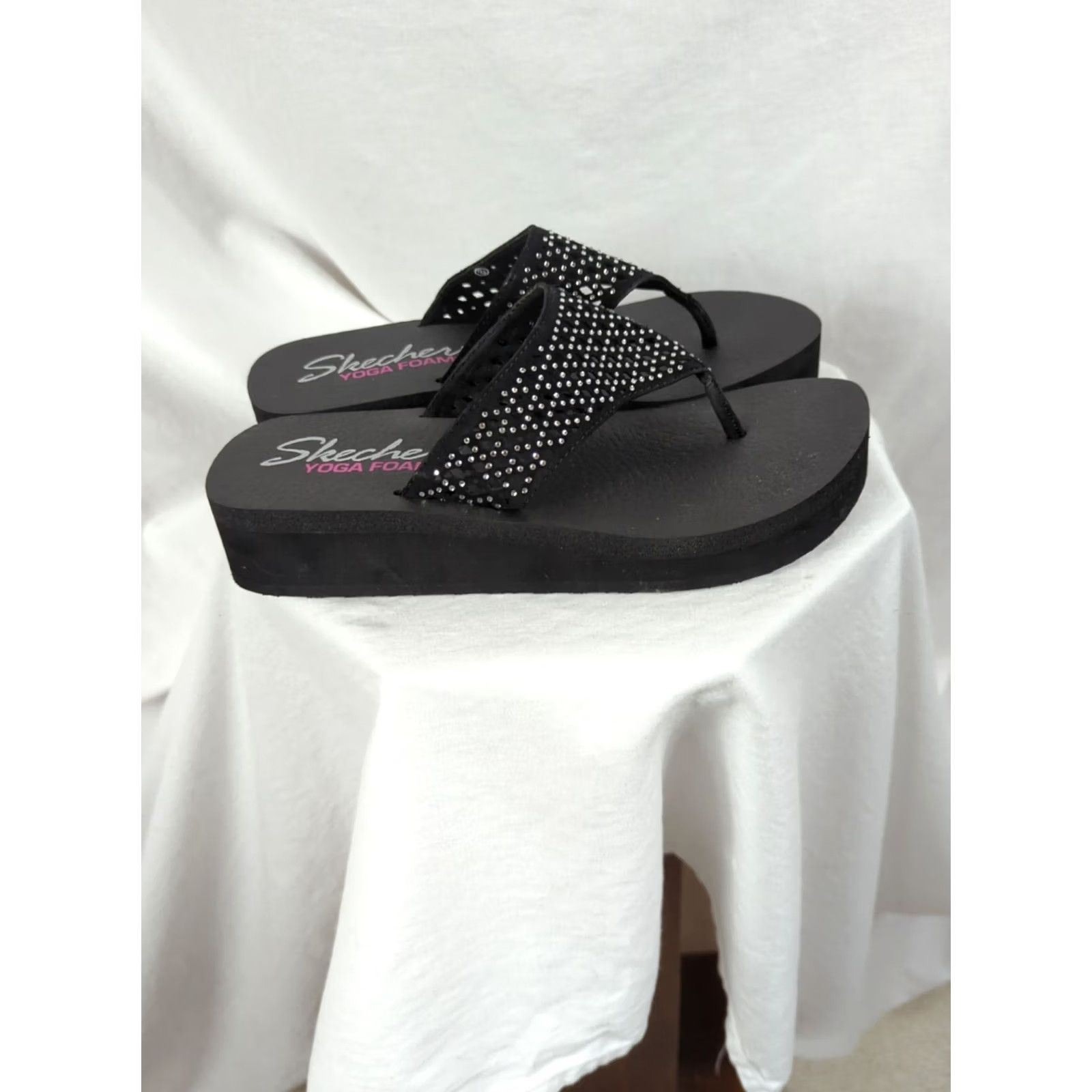 SKECHERS Skechers Wedge Thong Sandal Womens 8 Black Rhinestone Yoga Foam Vinyasa Casual Slip On Comfort Size US 8 / IT 38 - 5 Thumbnail