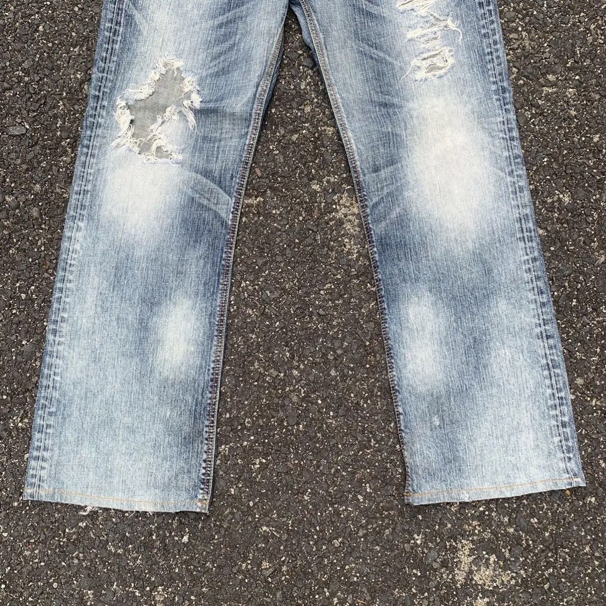 Japanese Brand 🔥THRASHED🔥Japanese Vintage Jeans Faded Wash Denim Pants Size US 34 / EU 50 - 3 Thumbnail