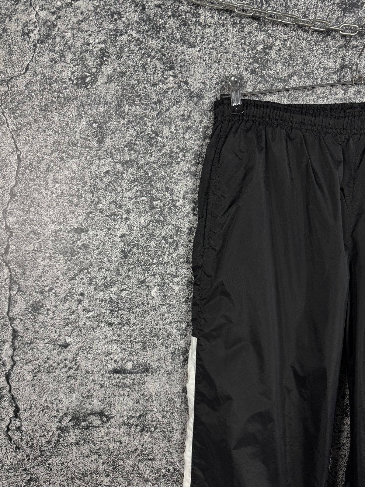 Nike Nike Track Nylon Pants Vintage 90s Style Zip Cuffs Y2K Sz L Size US 36 / EU 52 - 4 Thumbnail