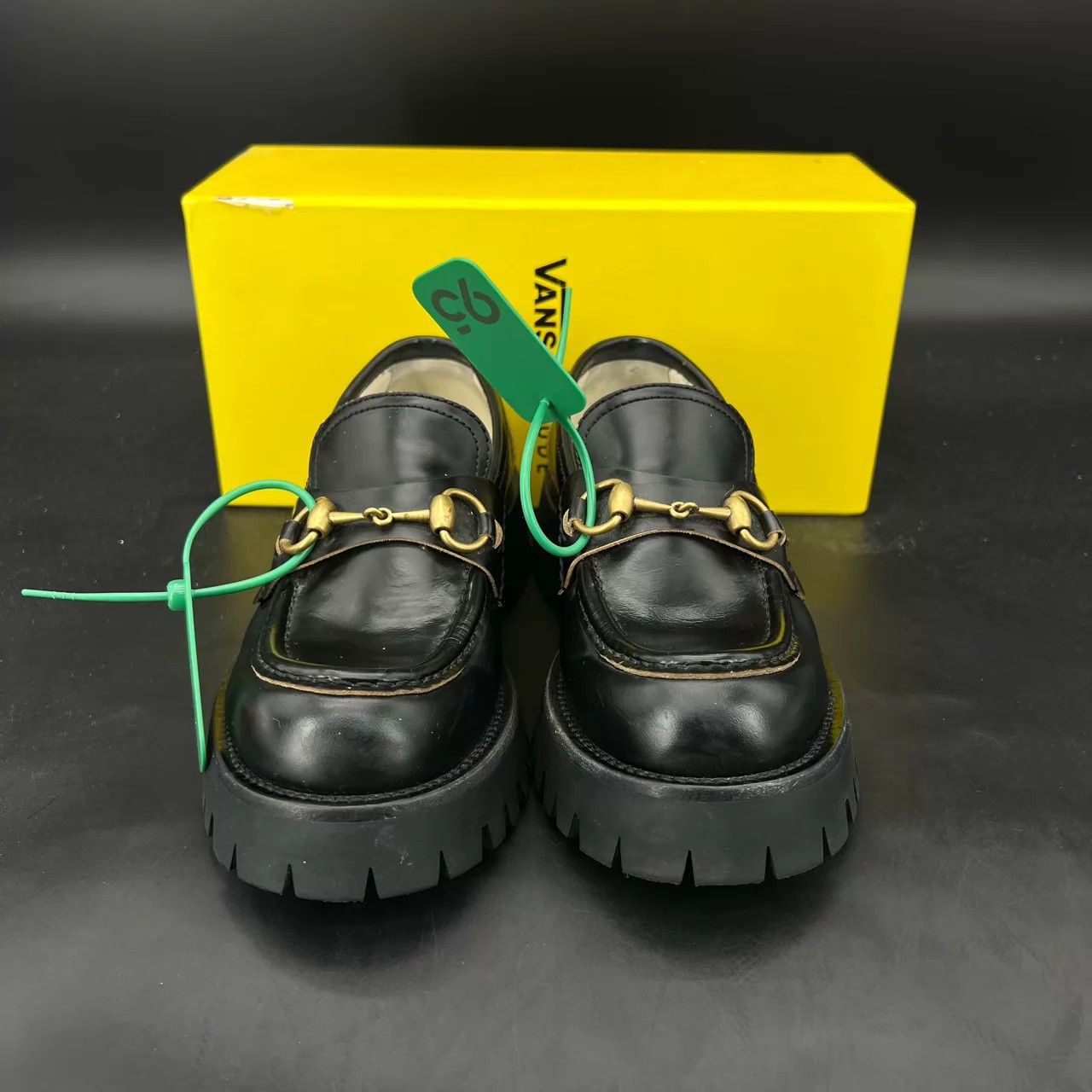Gucci Gucci Bee Embroidered Loafer 37.5 2-3 wears near new Size US 7 / IT 37 - 8 Thumbnail